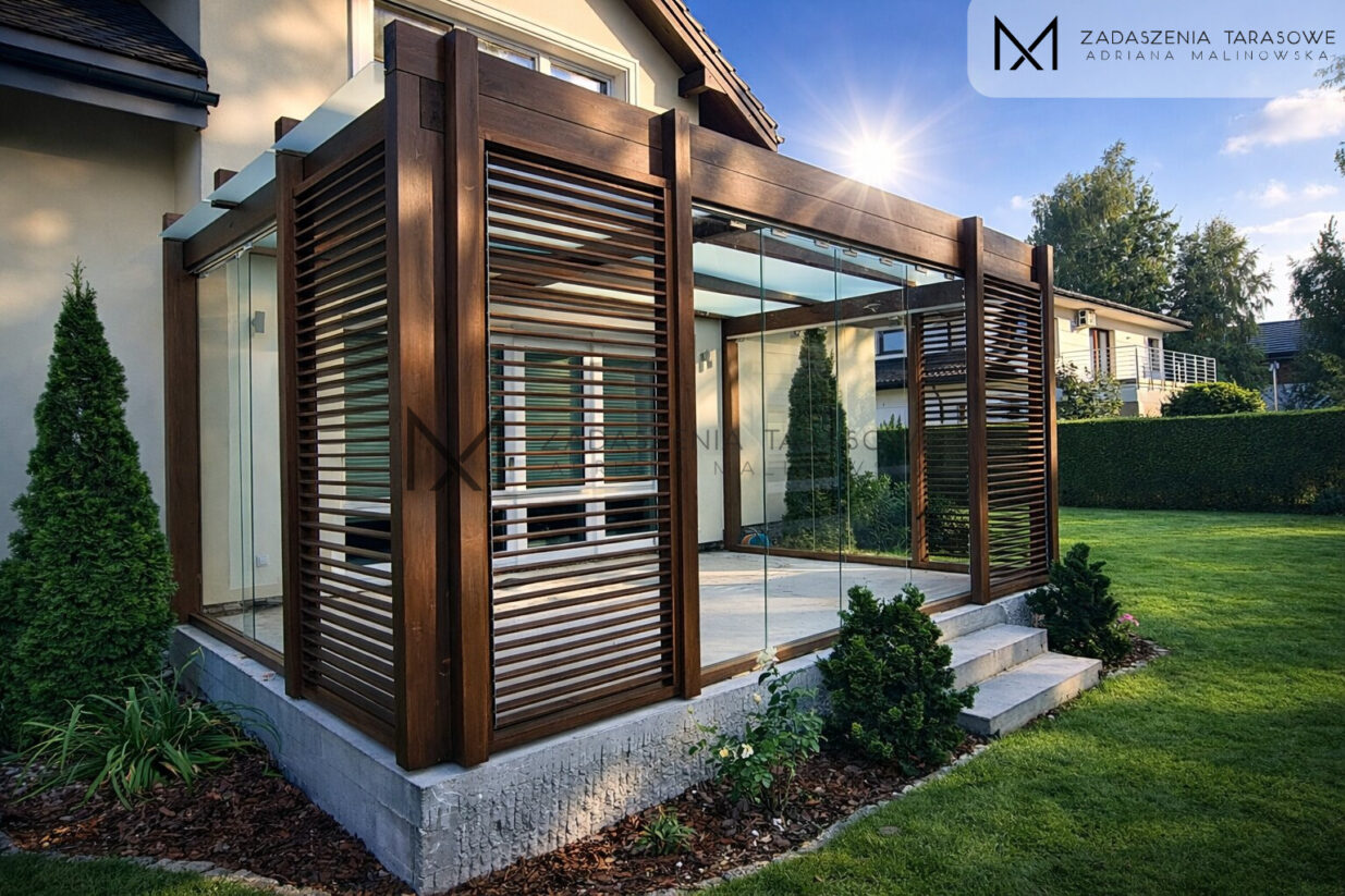 Zadaszenie drewniane z żaluzjami i szkłem