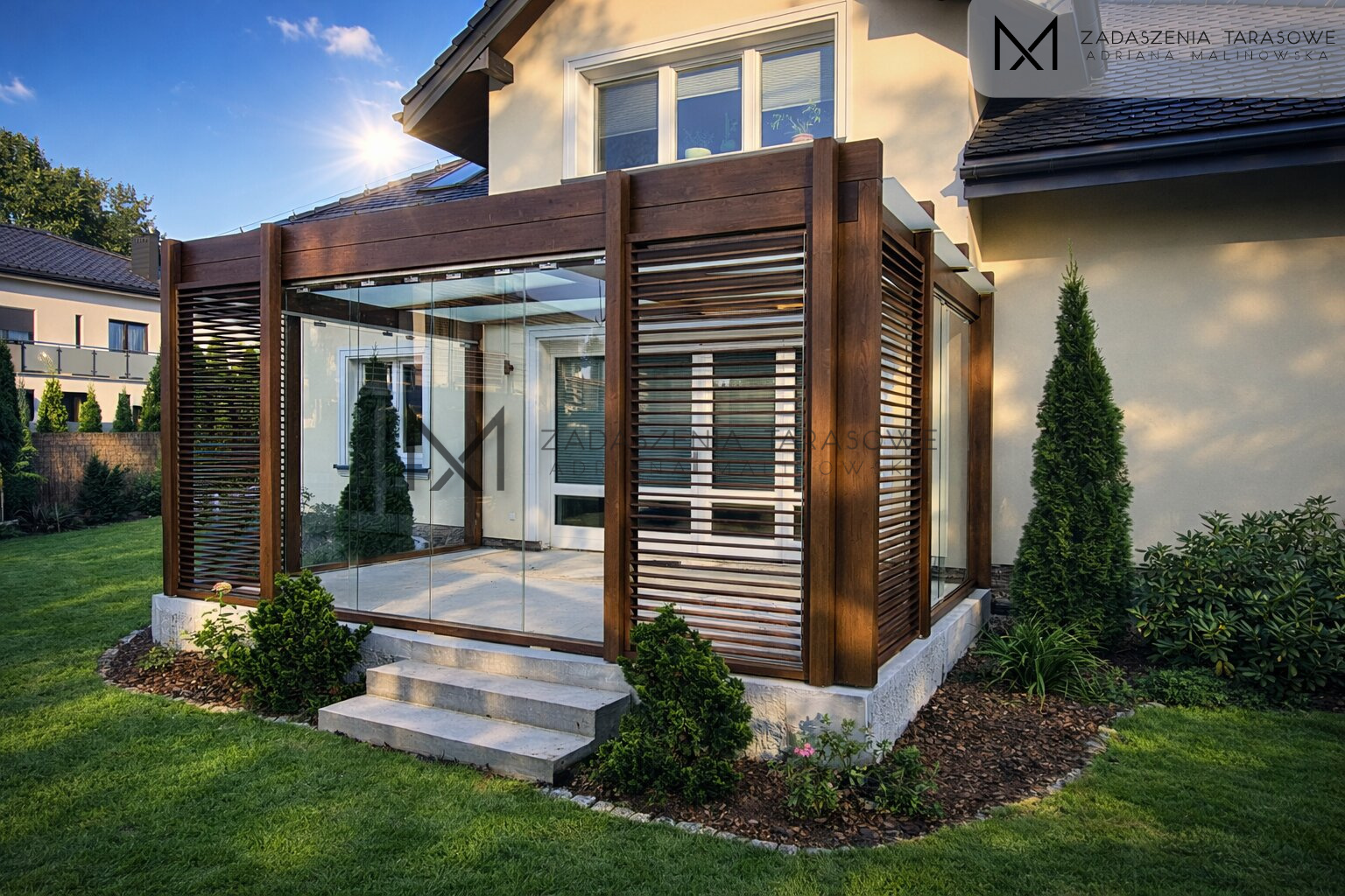 Zadaszenie drewniane z żaluzjami i szkłem przy domu jednorodzinnym