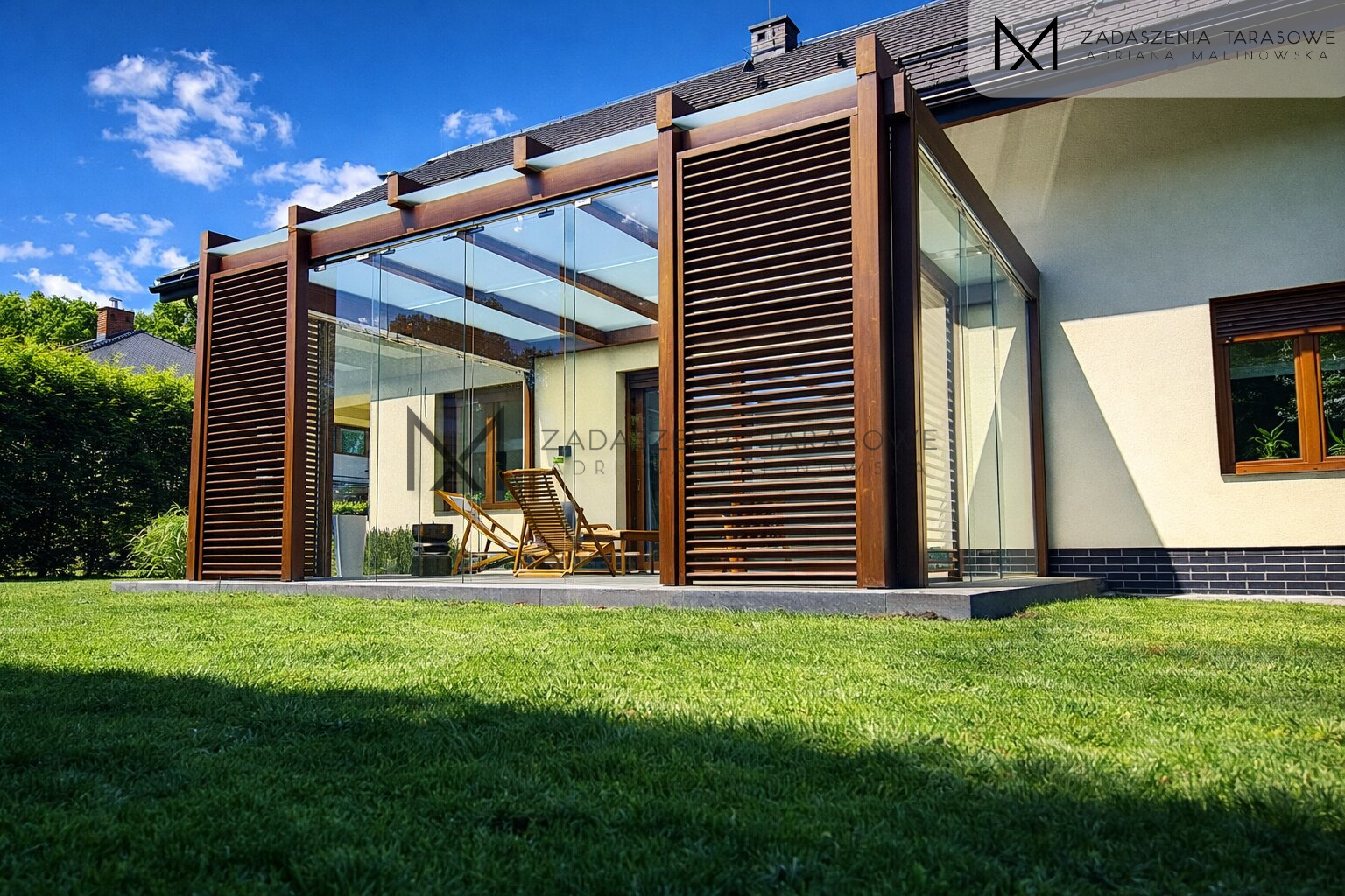 Zadaszenie drewniane z żaluzjami i szkłem - realizacja Rzeszów nowoczesne