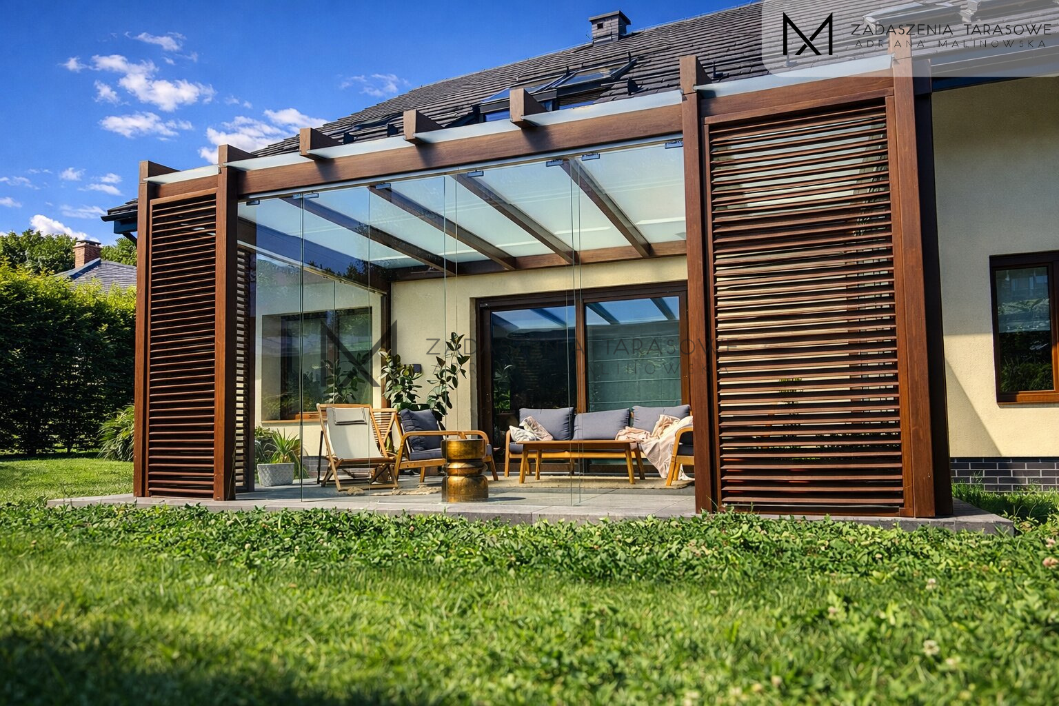 Zadaszenie drewniane z żaluzjami i szkłem - realizacja Rzeszów z wyposażeniem