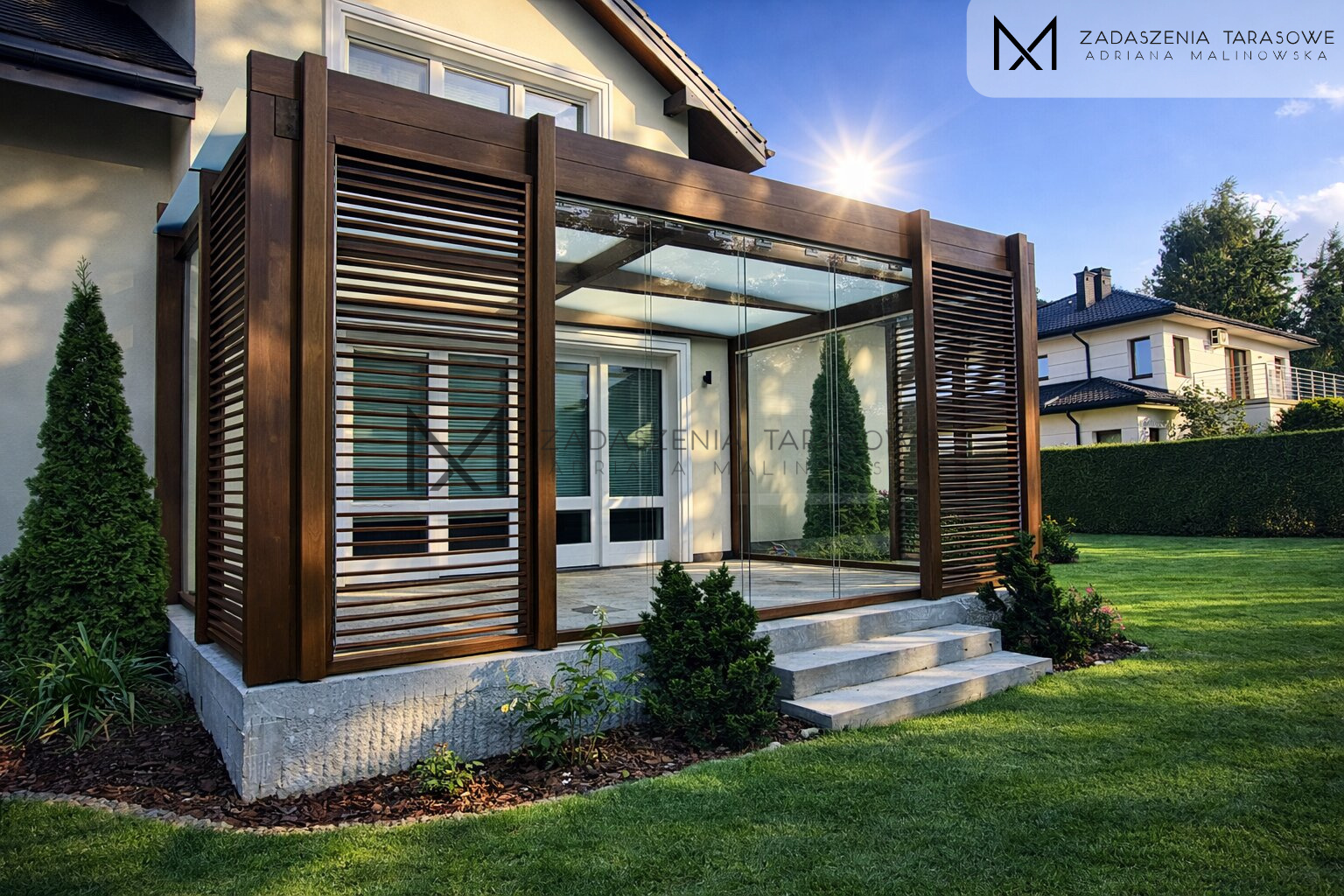 Zadaszenie drewniane z żaluzjami i szkłem w ogrodzie