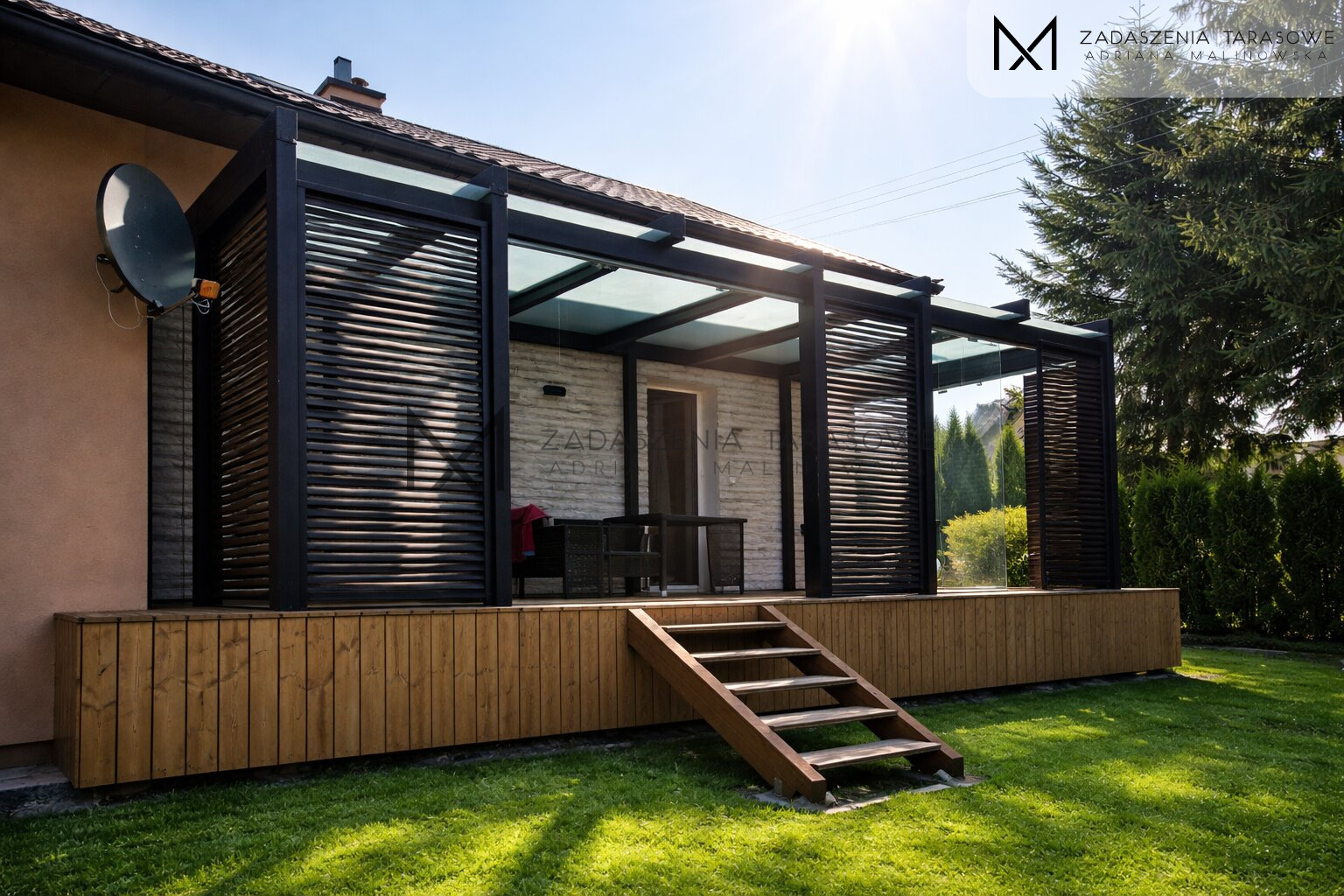 Zadaszenie na taras podwyższony z żaluzjami i szkłem nowoczesne
