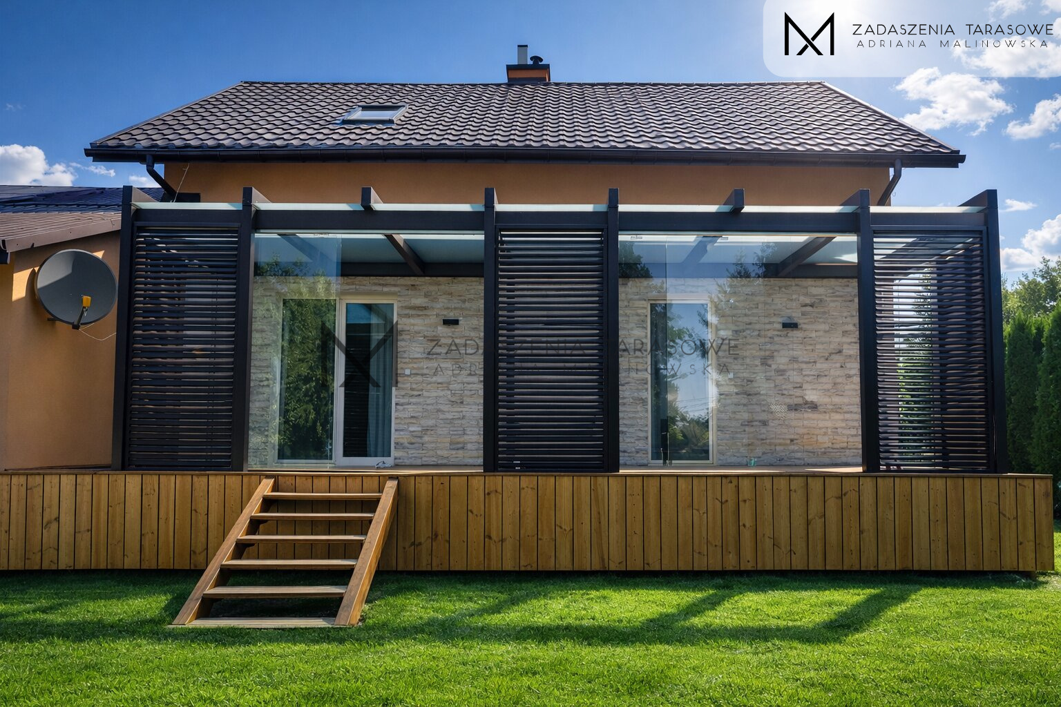 Zadaszenie na taras podwyższony z żaluzjami i szkłem przy domu jednorodzinnym