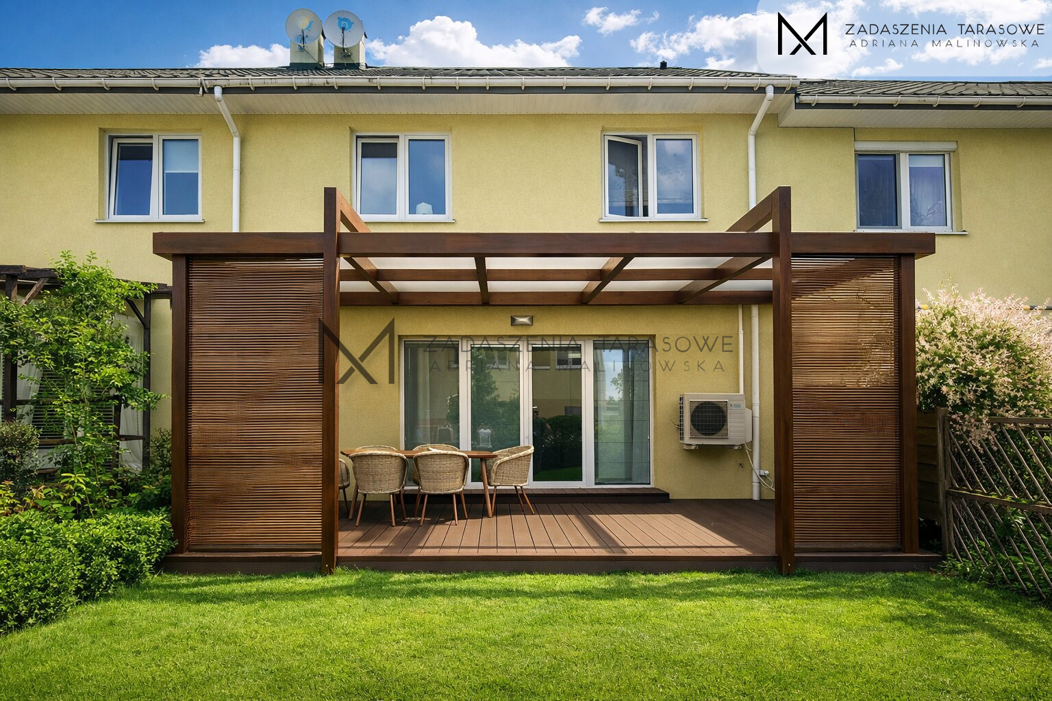 Zadaszenie na taras z żaluzjami przy domu szeregowym drewniane