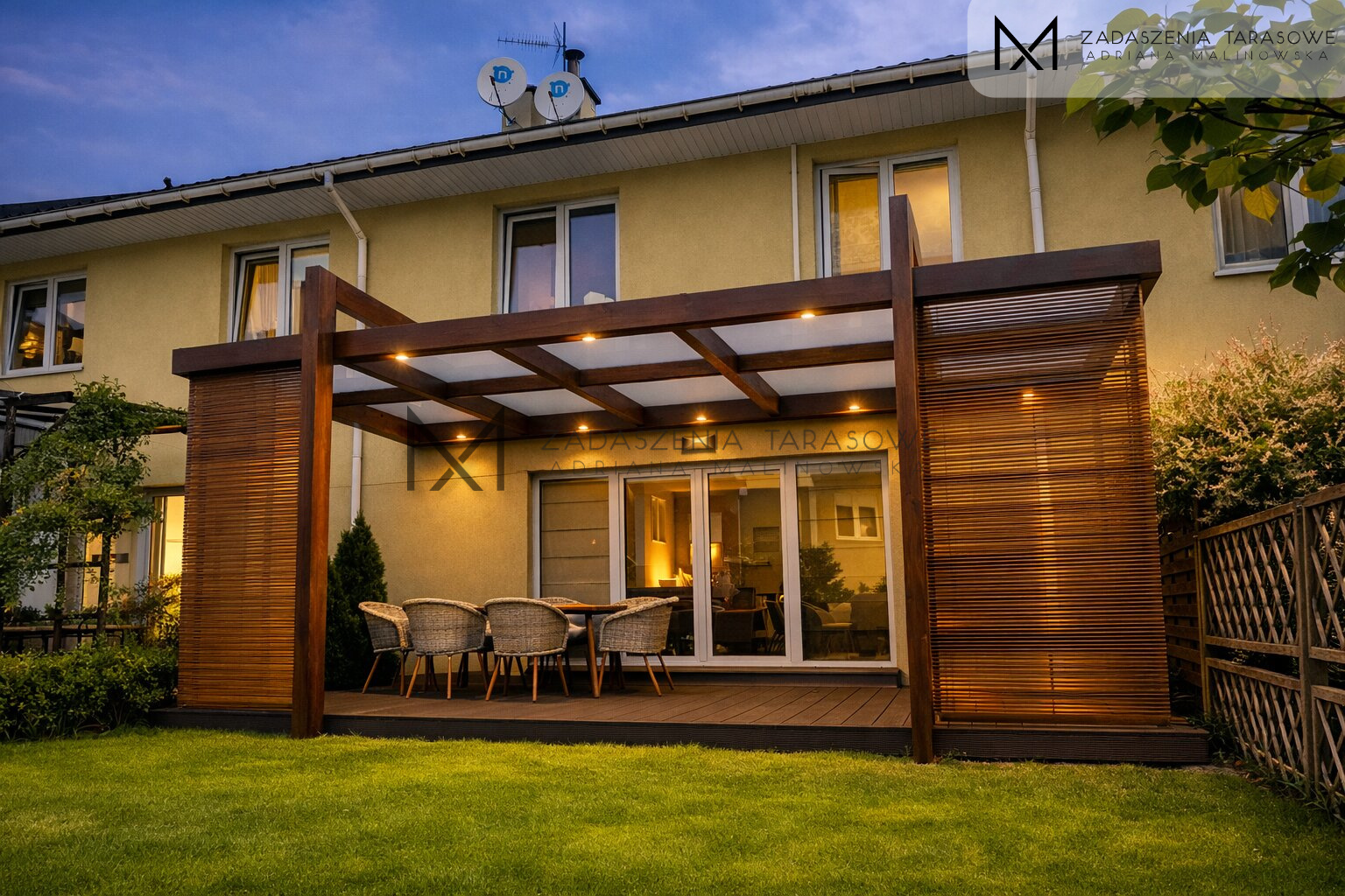 Zadaszenie na taras z żaluzjami przy domu szeregowym z oświetleniem