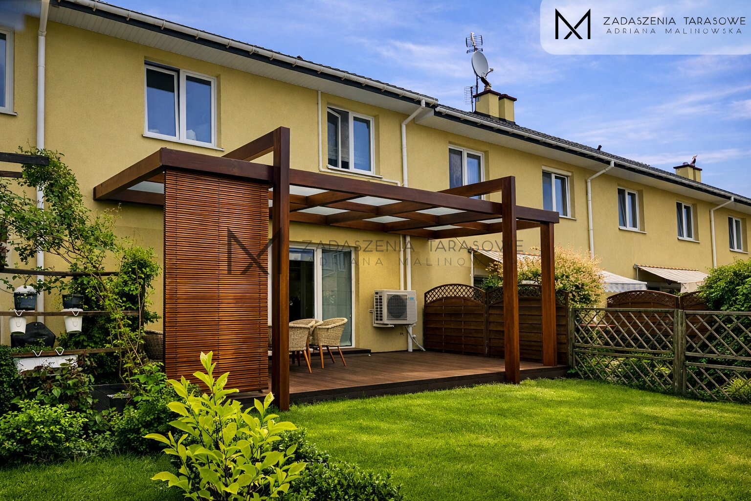 Zadaszenie na taras z żaluzjami przy domu szeregowym