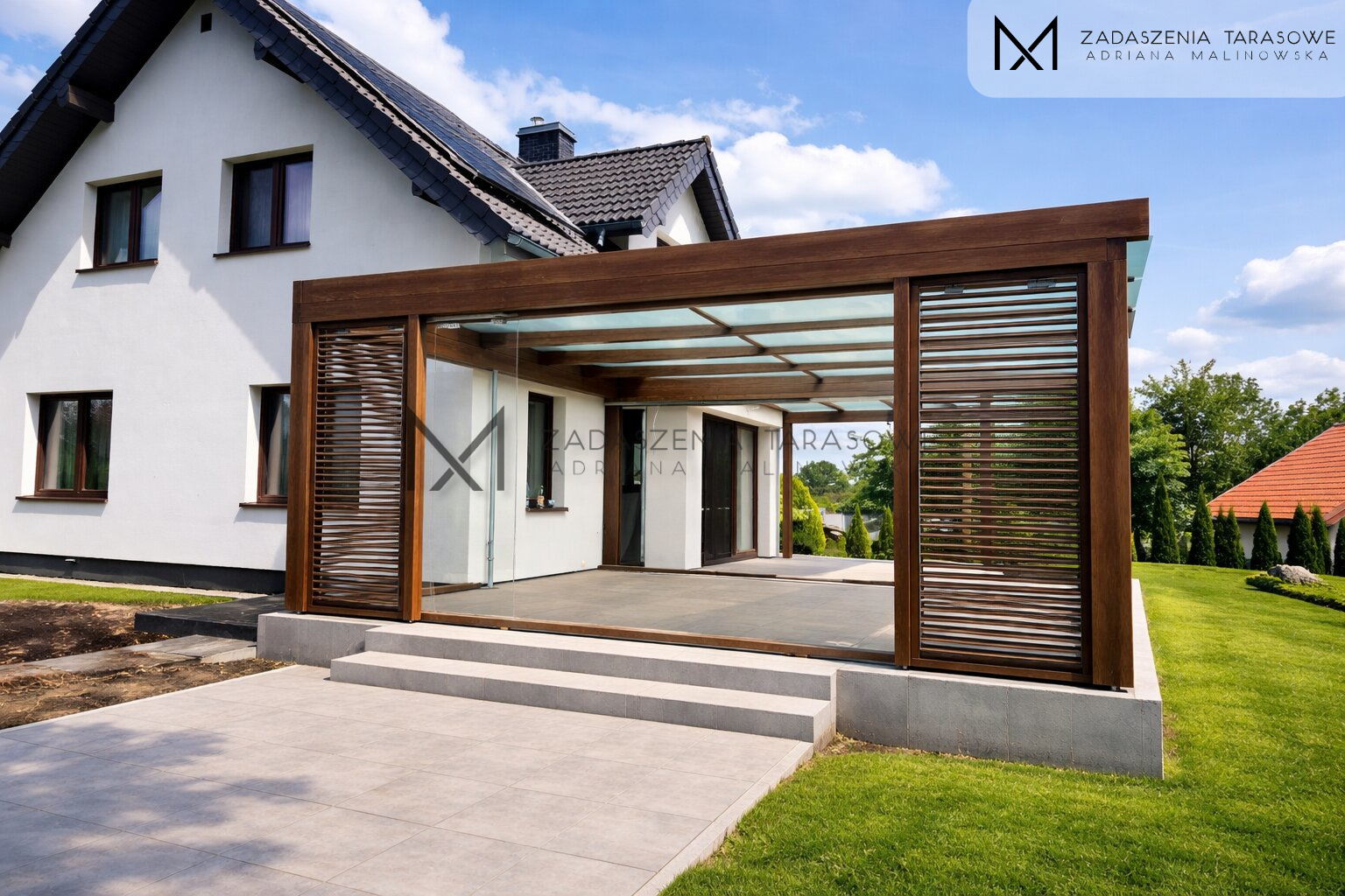 Zadaszenie na taras z żaluzjami stałymi i szkłem przesuwnym nowoczesne
