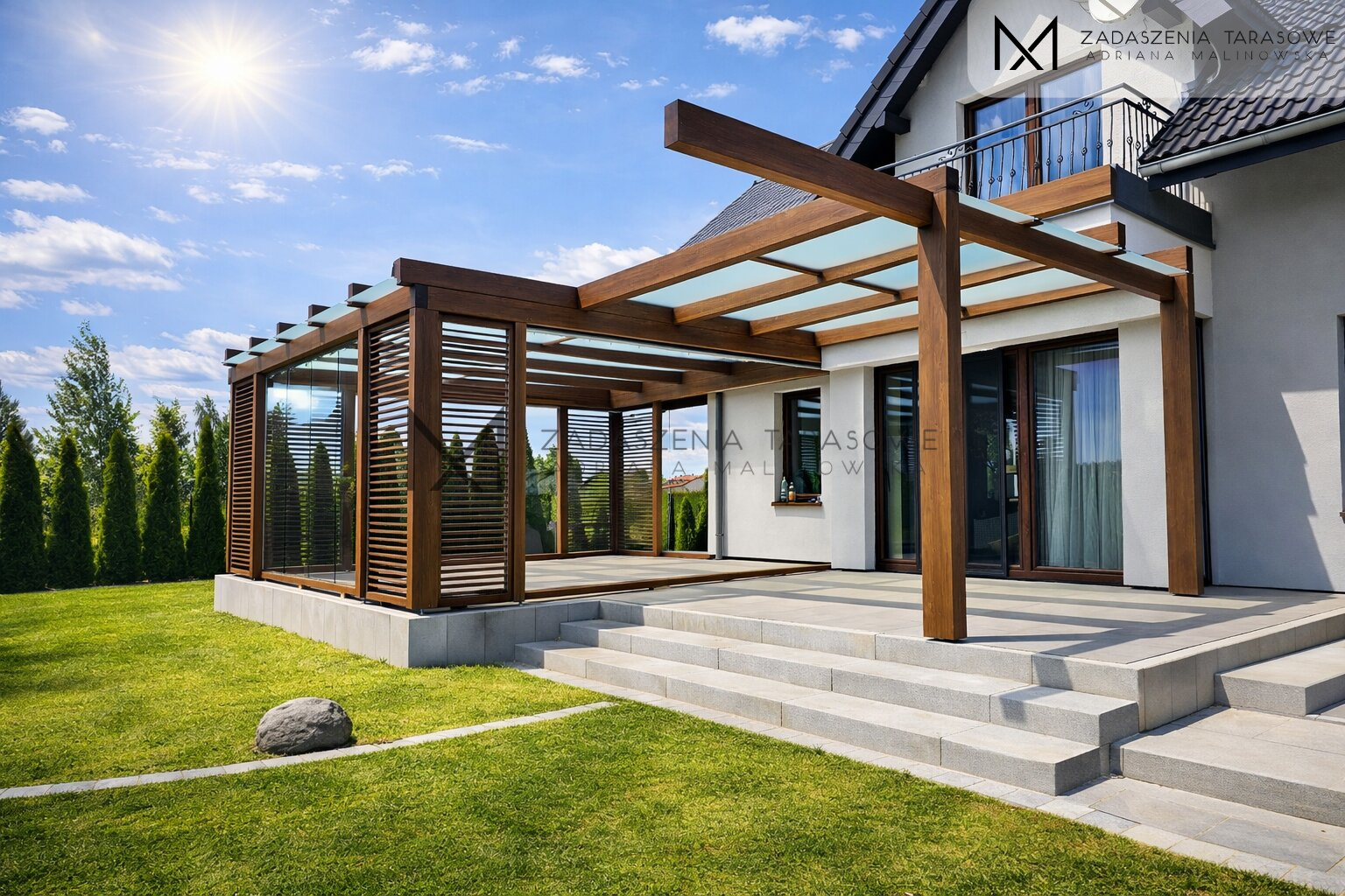 Zadaszenie na taras z żaluzjami stałymi i szkłem przesuwnym z pergolą