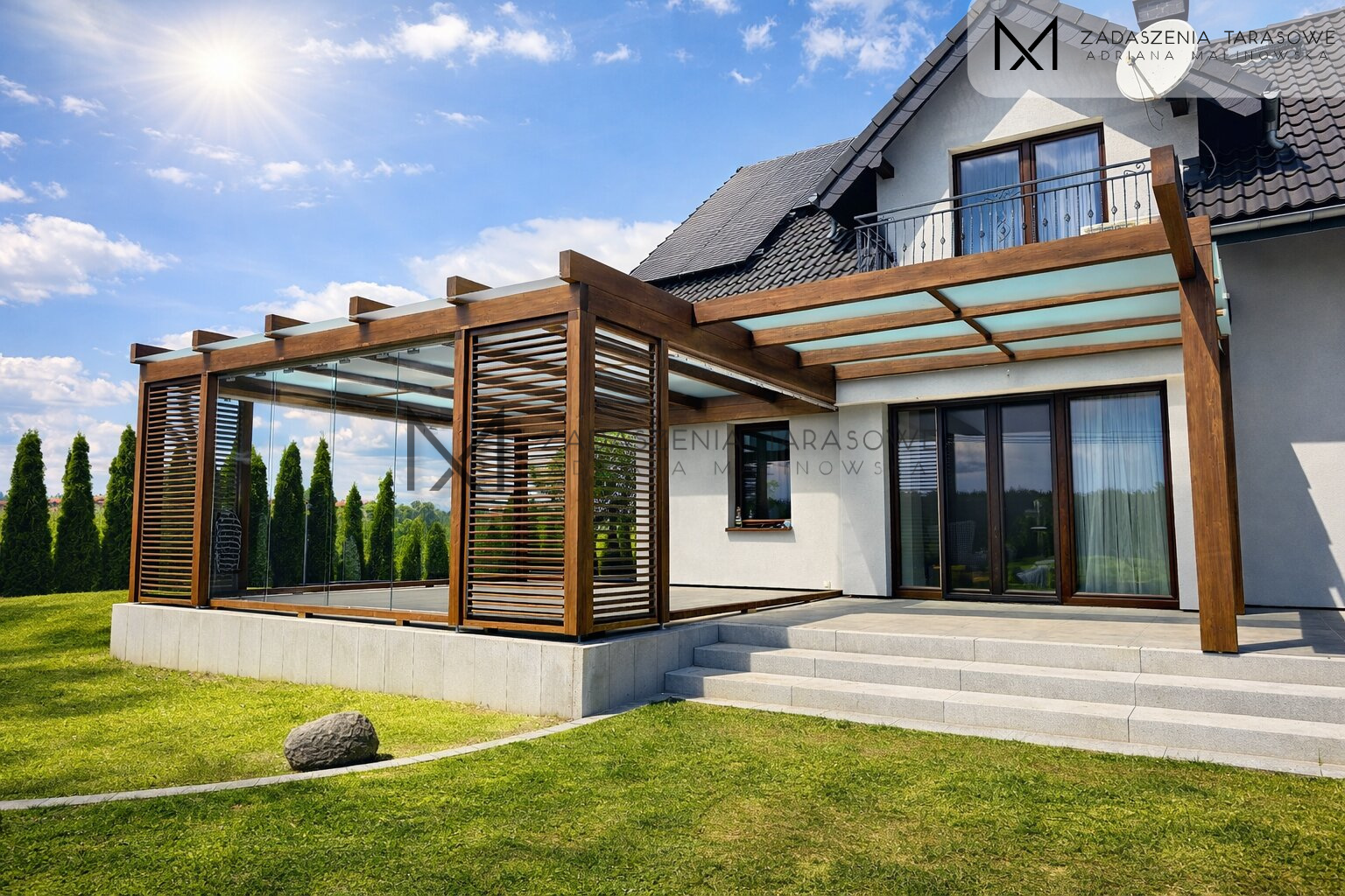 Zadaszenie na taras z żaluzjami stałymi i szkłem przesuwnym