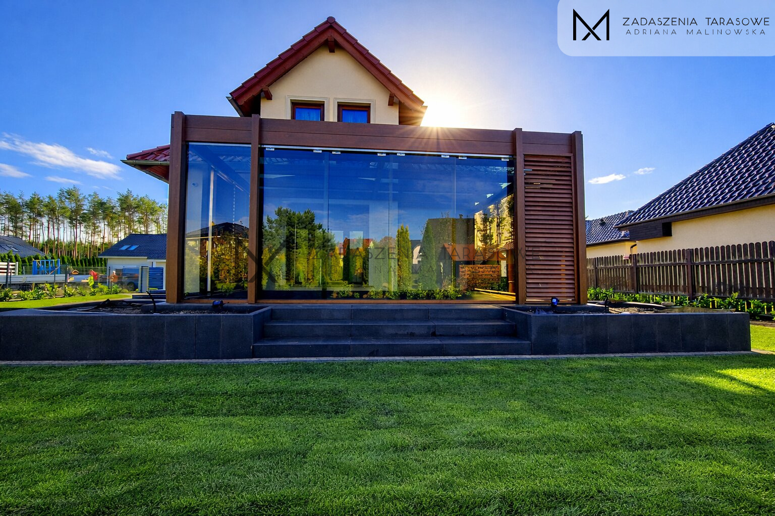 Zadaszenie premium z żaluzjami i szkłem w ścianach drewniane