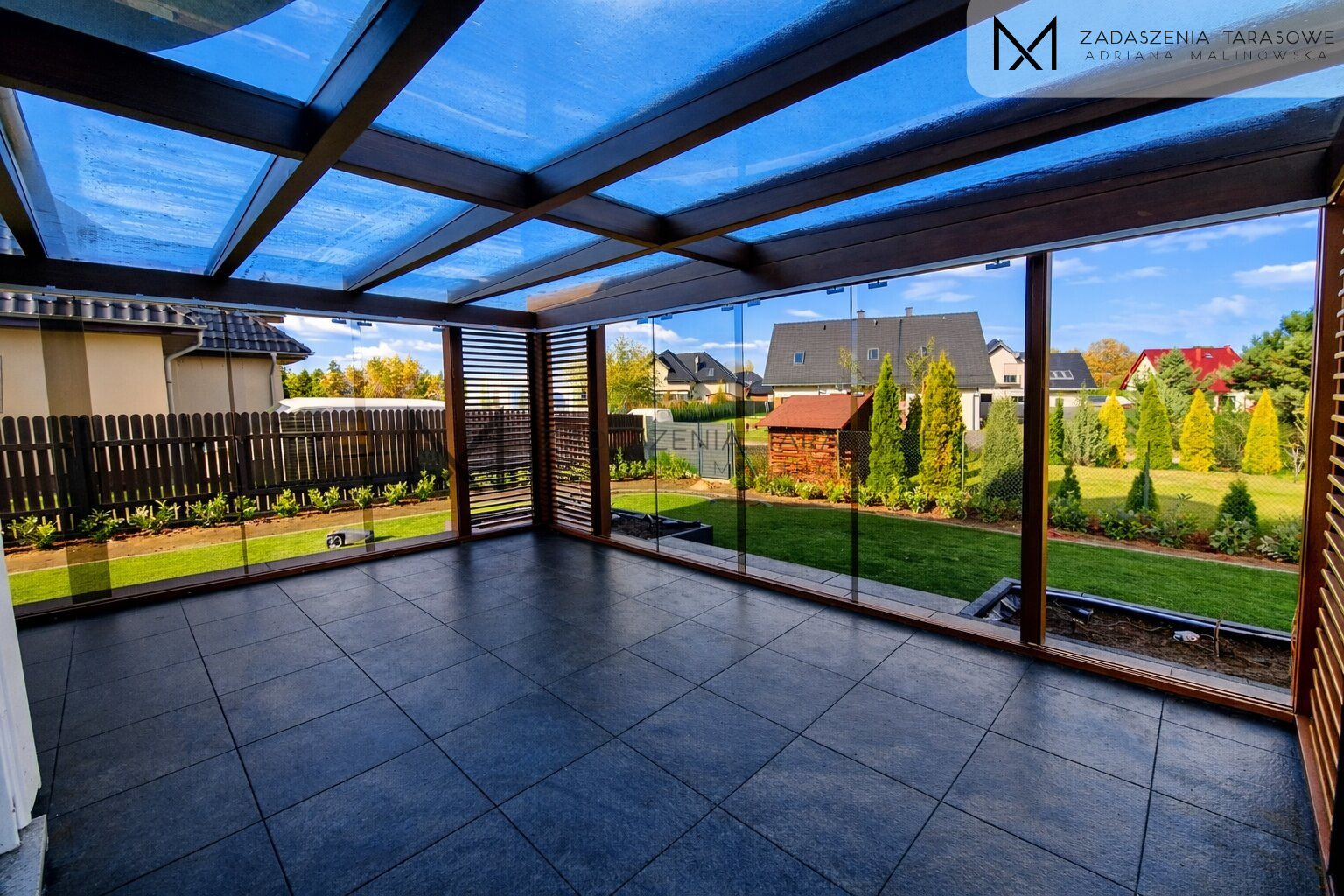 Zadaszenie premium z żaluzjami i szkłem w ścianach wnętrze