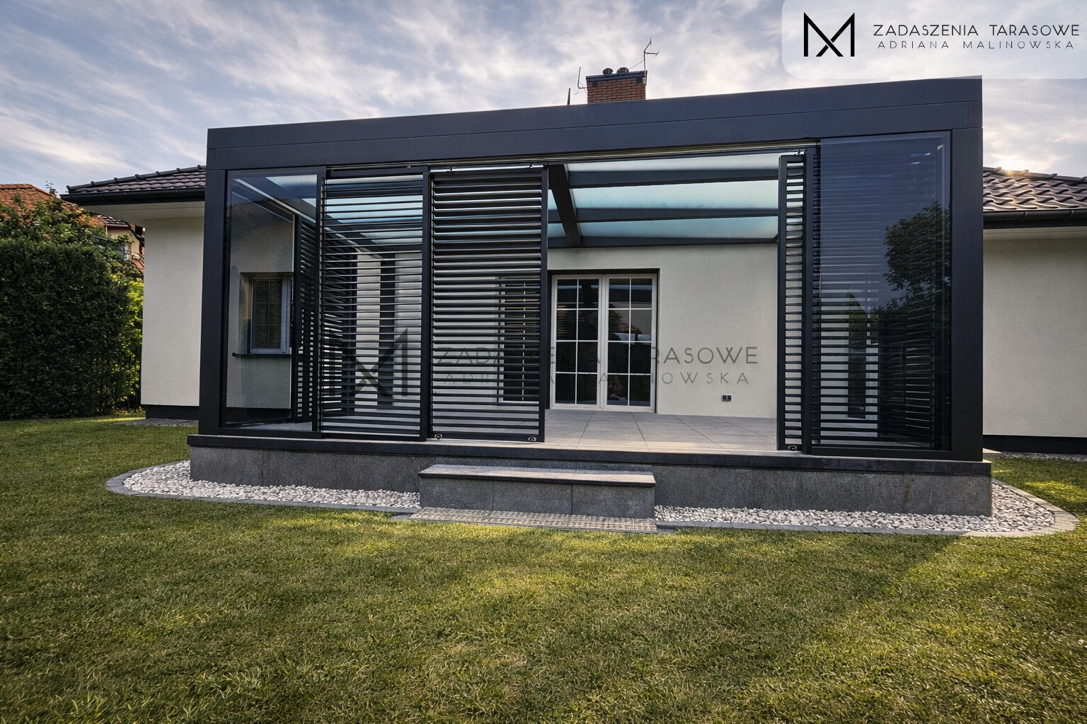 Zadaszenie tarasu - szkło stałe i żaluzje przesuwne grafit