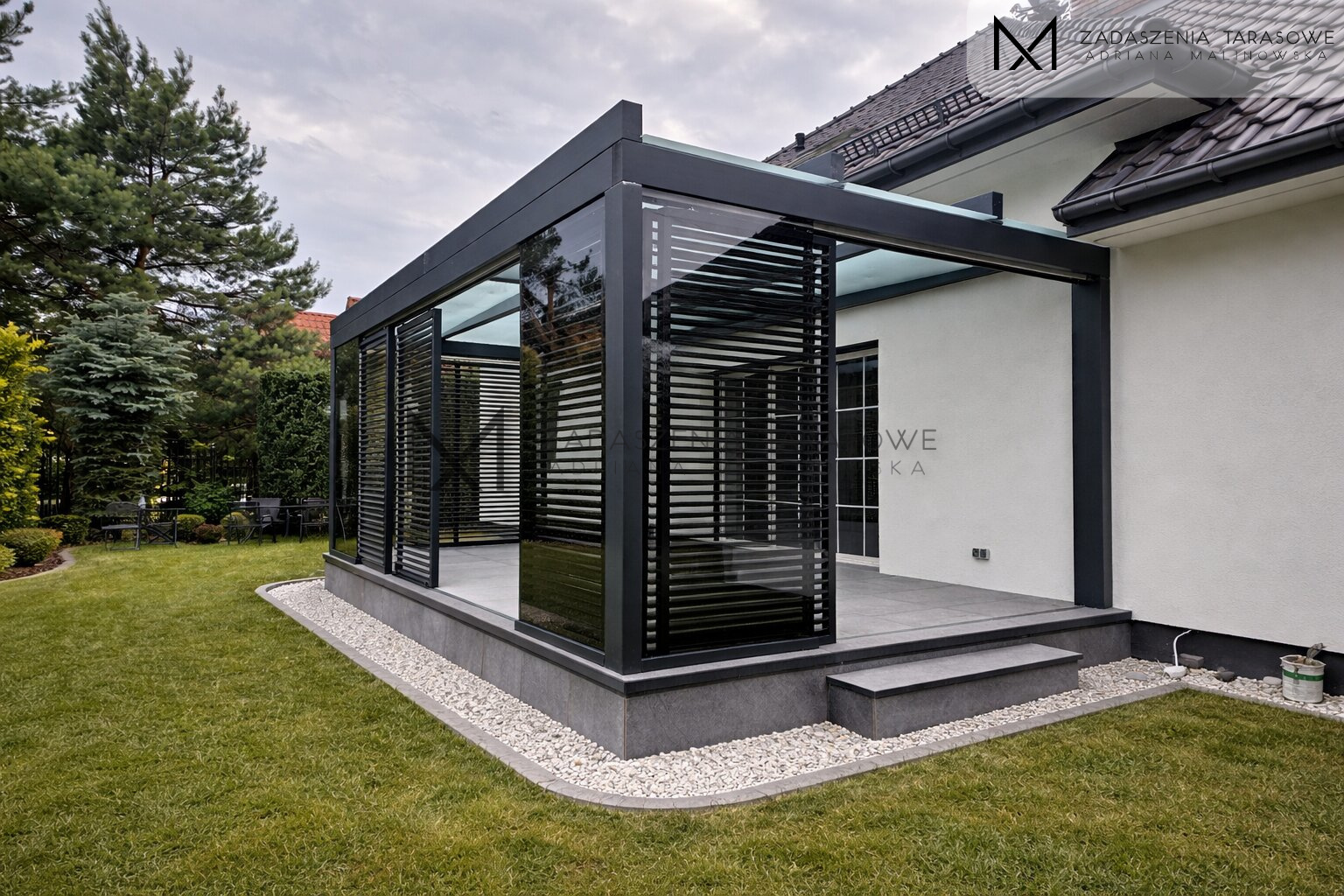 Zadaszenie tarasu - szkło stałe i żaluzje przesuwne na tarasie