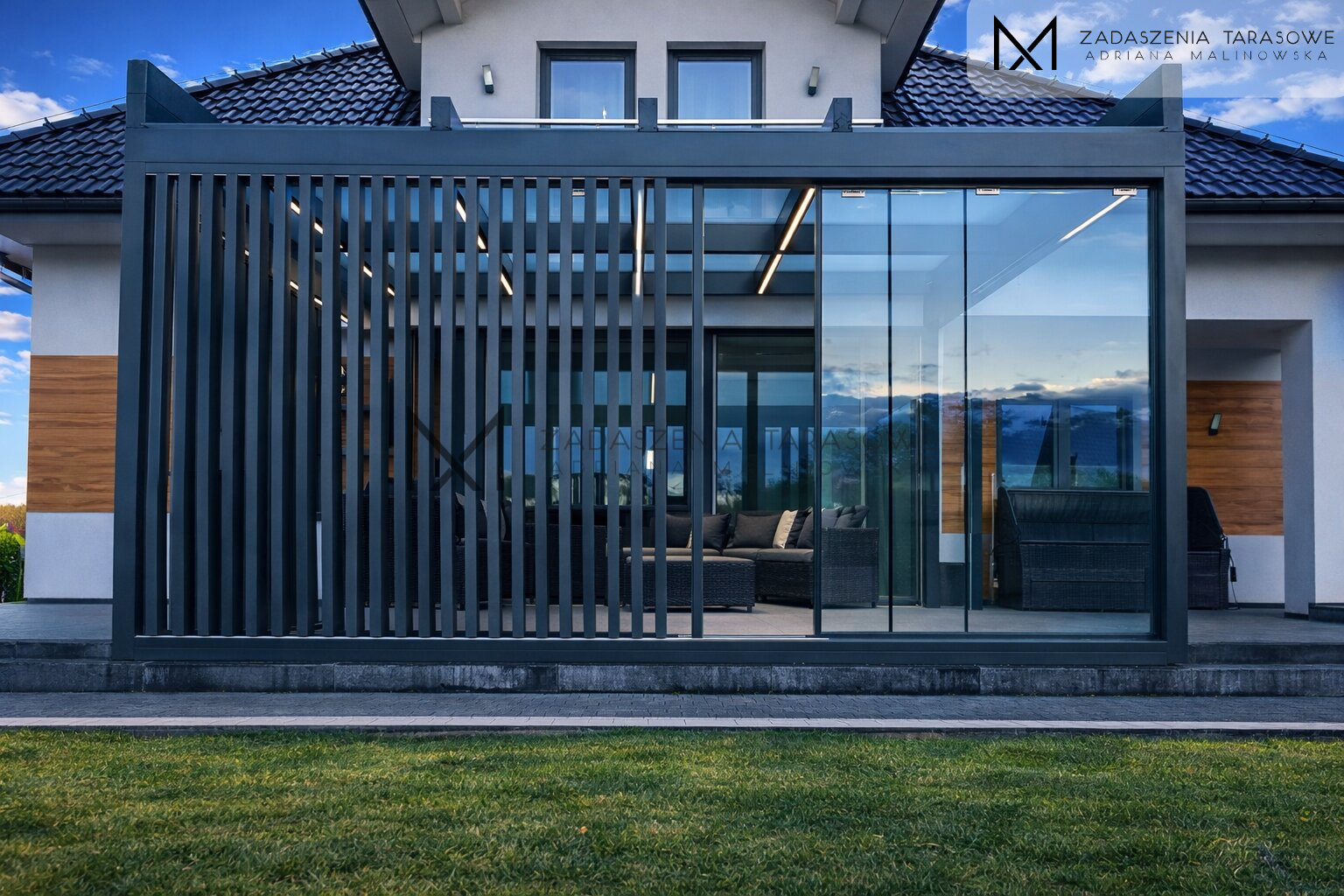 Zadaszenie z lamelami i szkłem w ścianach drewniane