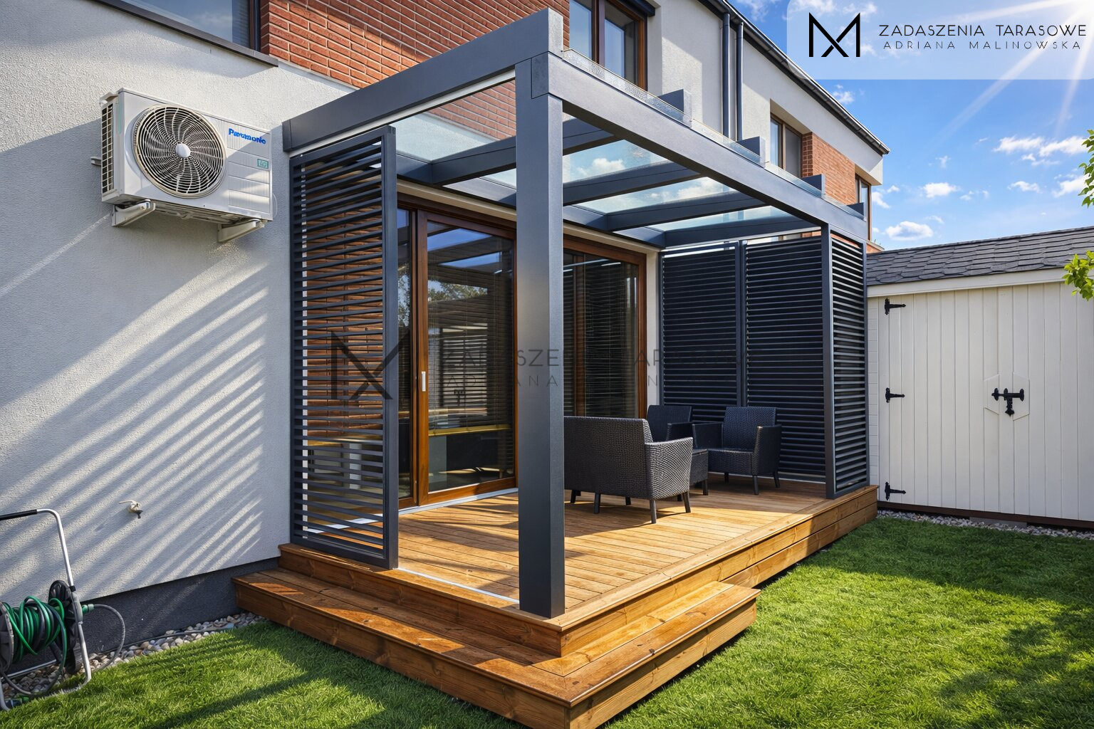 Zadaszenie z żaluzjami i tarasem drewnianym w małym ogrodzie
