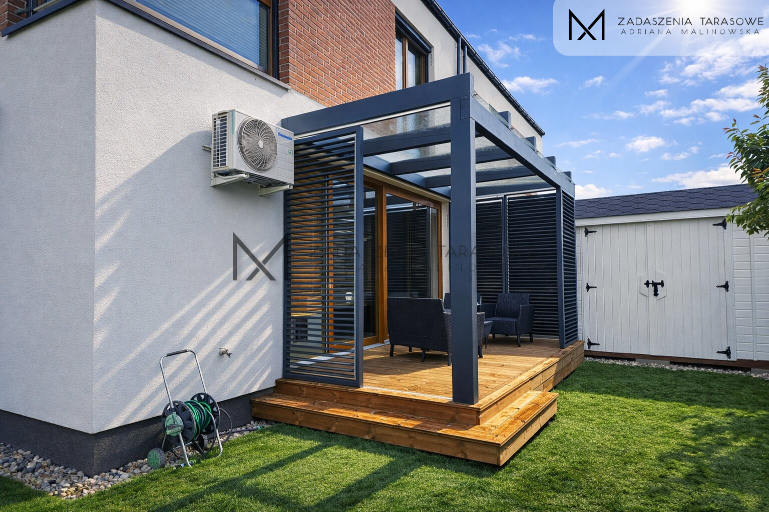Zadaszenie z żaluzjami i tarasem drewnianym z termo sosny