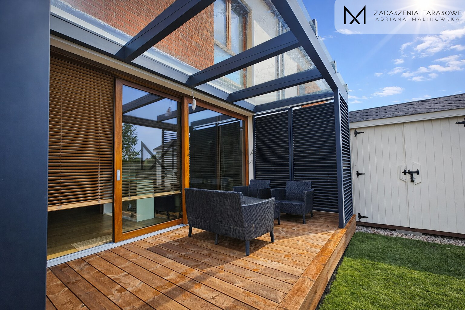Zadaszenie z żaluzjami i tarasem drewnianym żaluzje