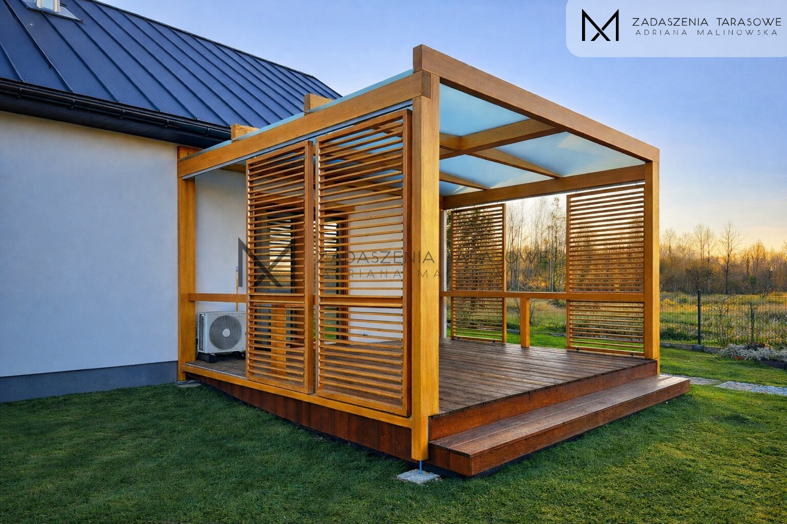 Zadaszony taras z drewna klejonego z żaluzjami