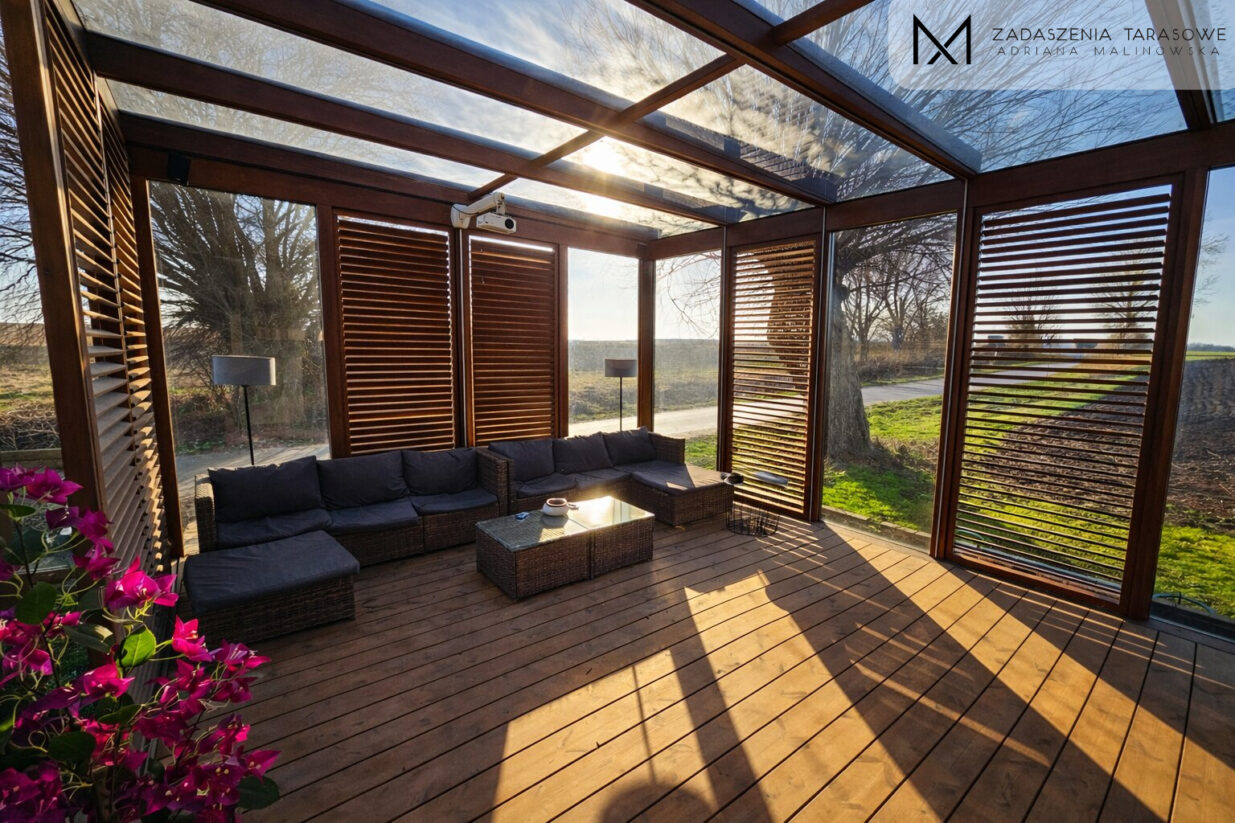 zadaszenia z żaluzjami wnętrze