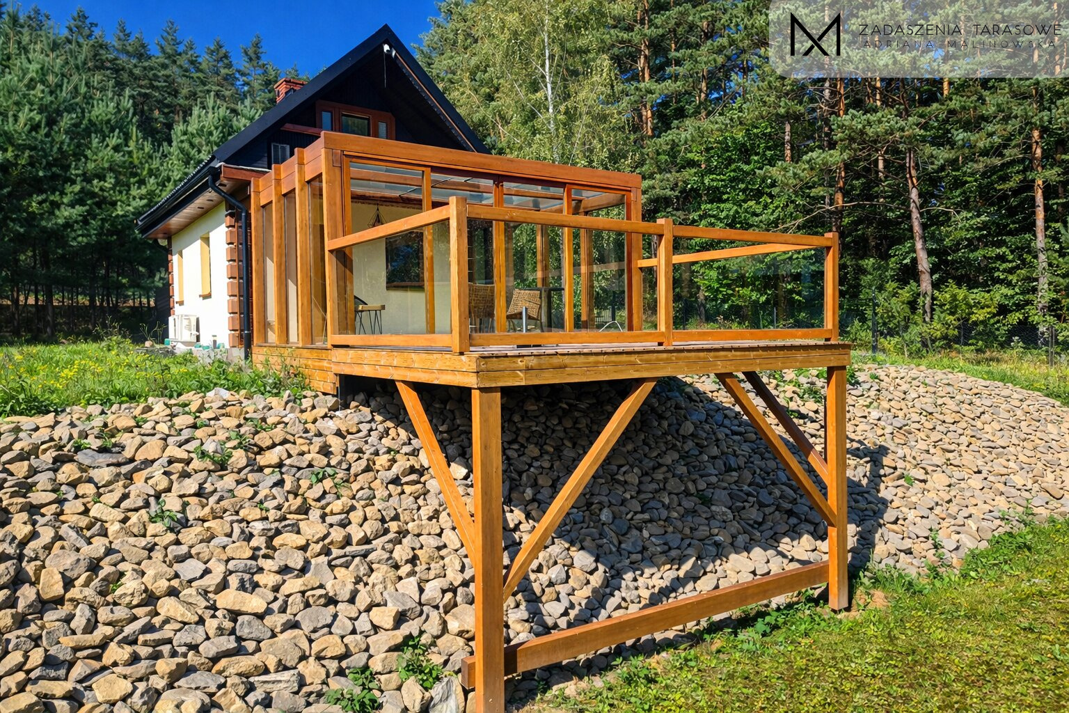 zadaszenie tarasu ze szkłem na skarpie