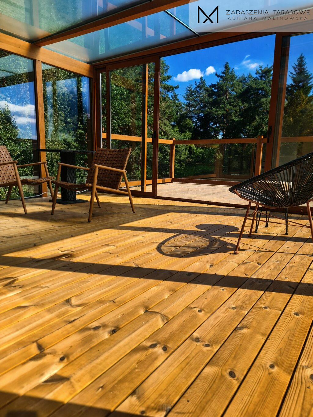 zadaszenie tarasu ze szkłem szkło i drewniana podłoga