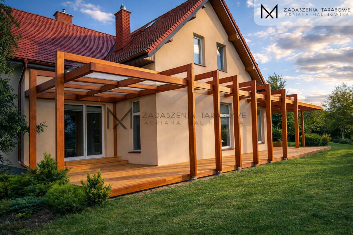 Drewniane zadaszenie tarasu ze szkłem w dachu