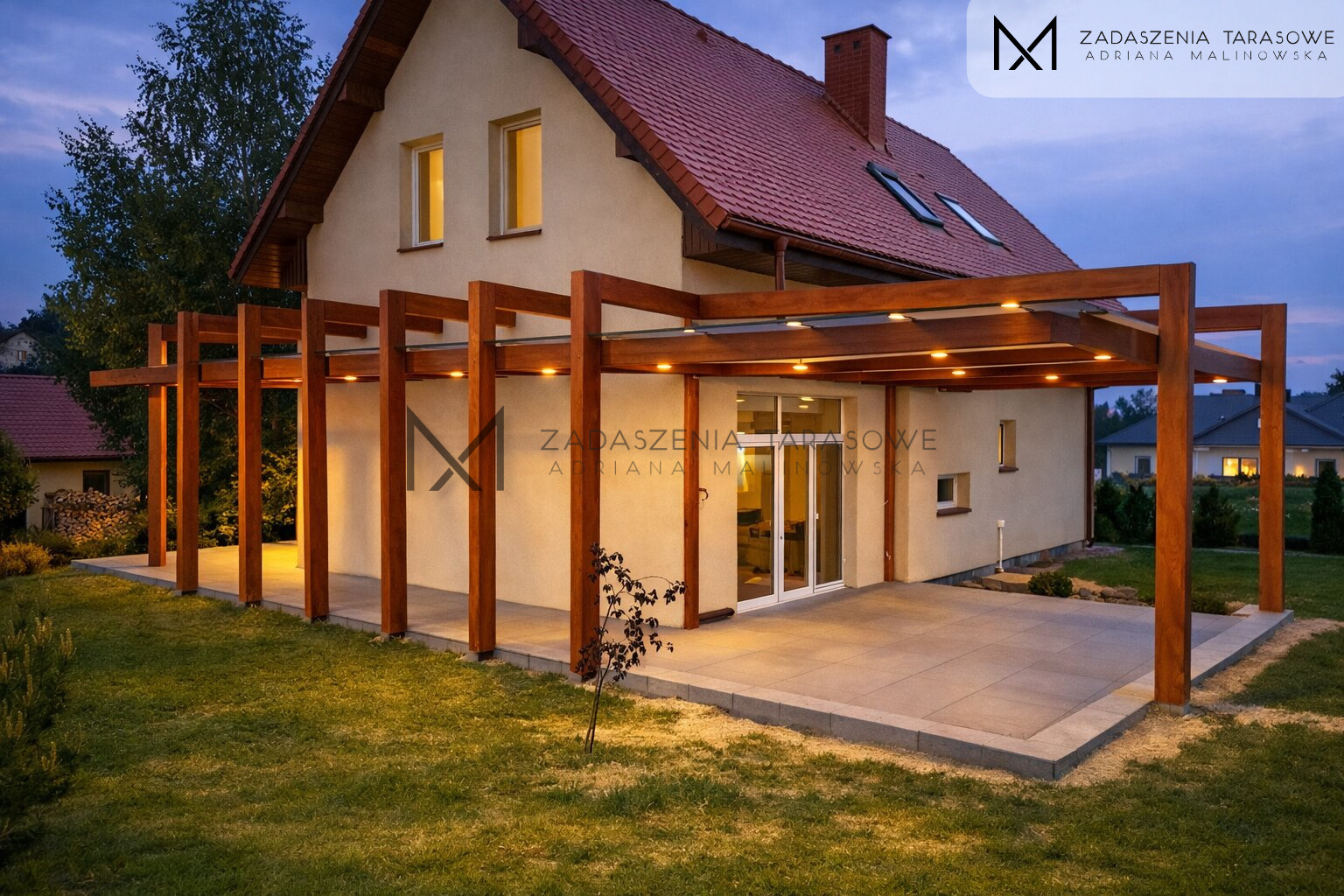 Drewniane zadaszenie tarasu ze szkłem w dachu przed budową podłogi