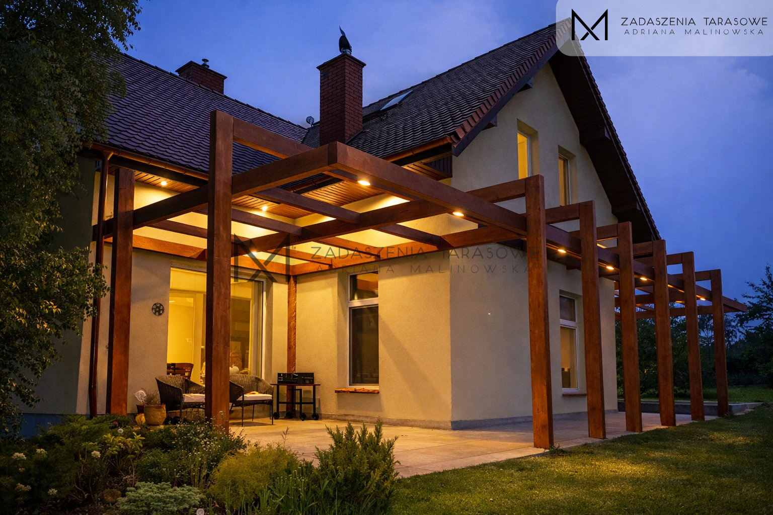 Drewniane zadaszenie tarasu ze szkłem w dachu z oświetleniem
