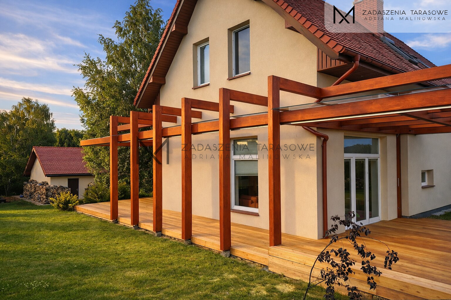 Drewniane zadaszenie tarasu ze szkłem w dachu z podłogą drewnianą