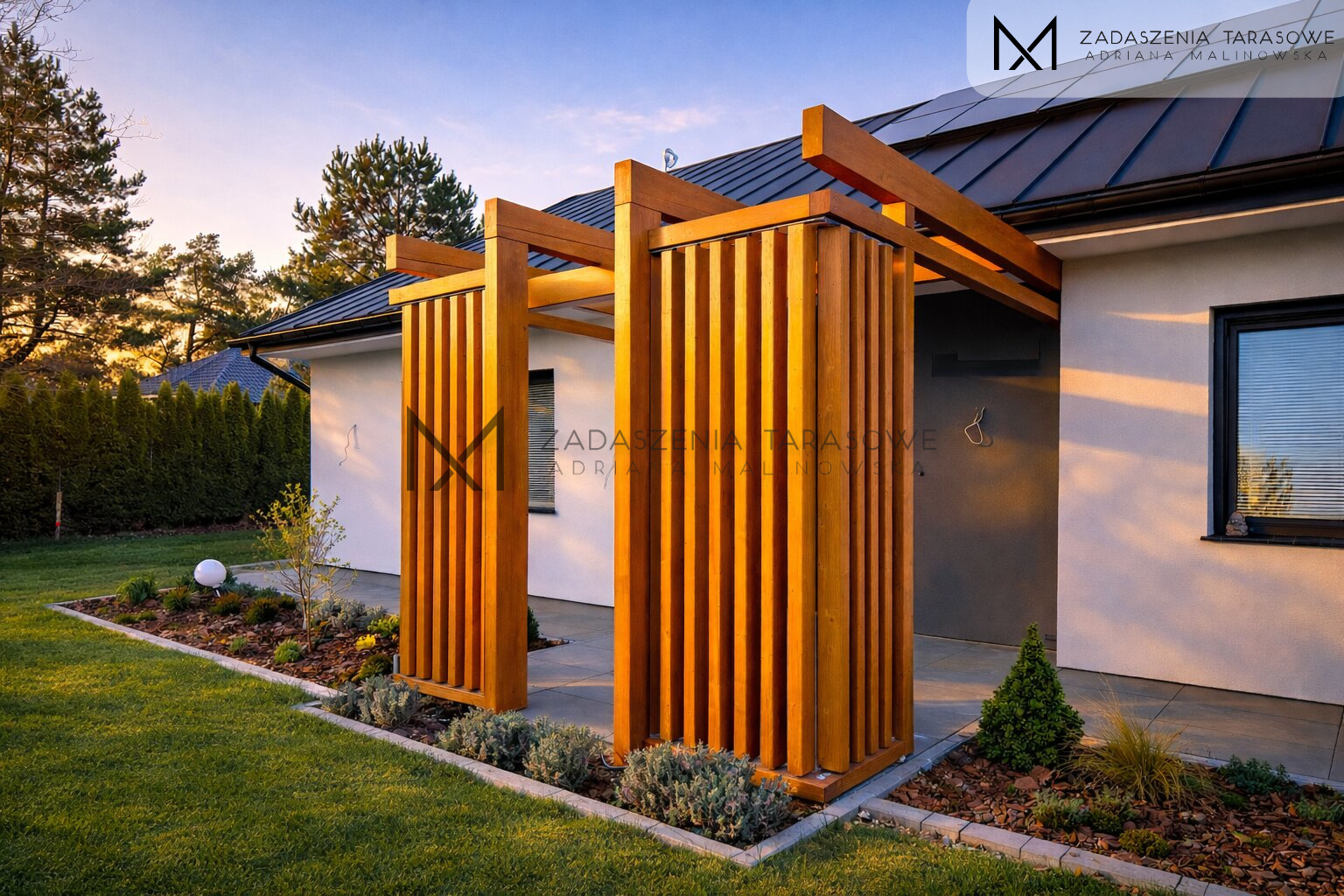 Drewniane zadaszenie z lamelami pionowymi i szkłem