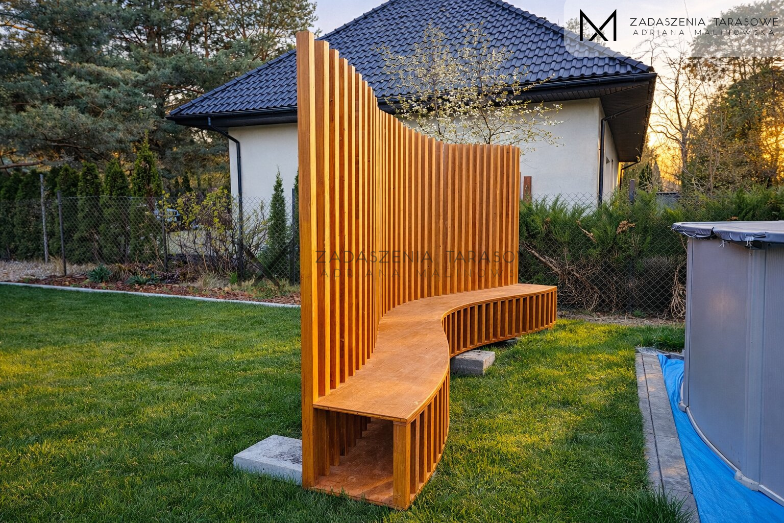 Drewniane zadaszenie z lamelami pionowymi ławka przed basen
