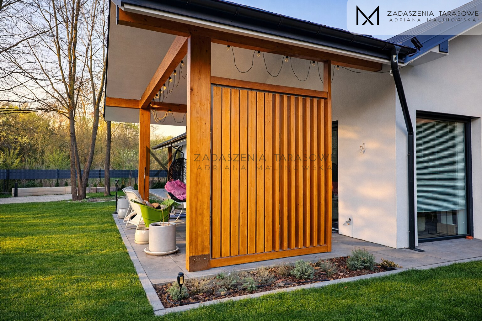 Drewniane zadaszenie z lamelami pionowymi panele z lameli pionowych