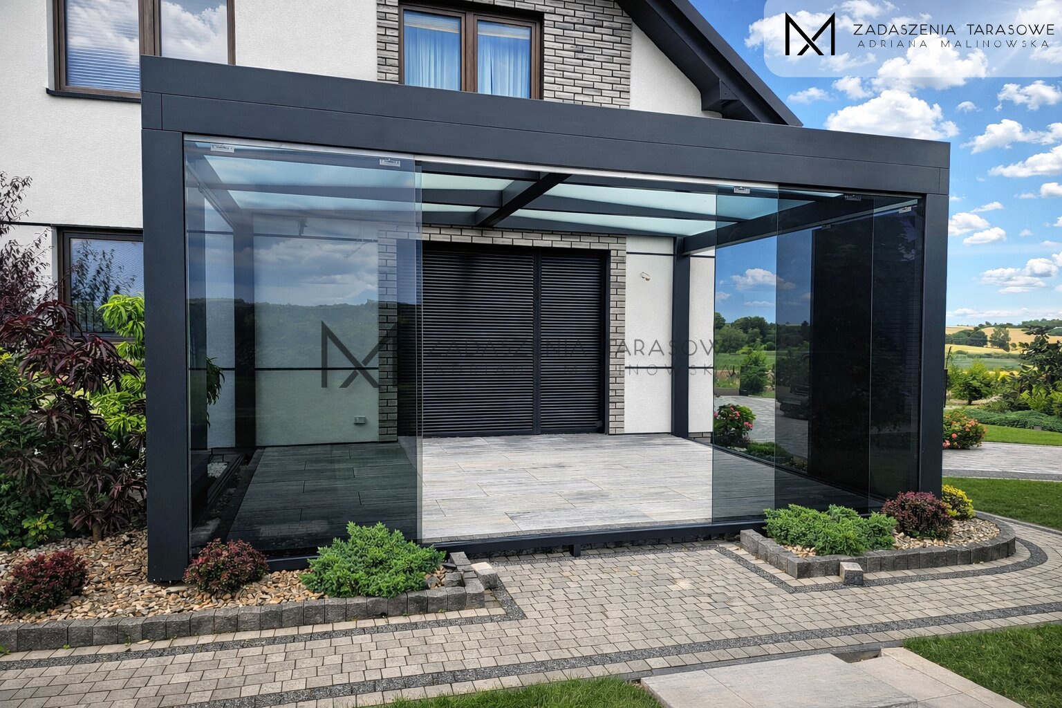 Drewniane zadaszenie ze szkłem grafitowym nowoczesne