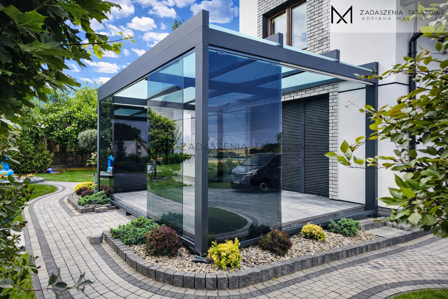 Drewniane zadaszenie ze szkłem grafitowym w ścianach