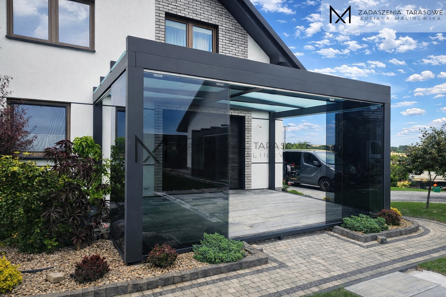 Drewniane zadaszenie ze szkłem grafitowym