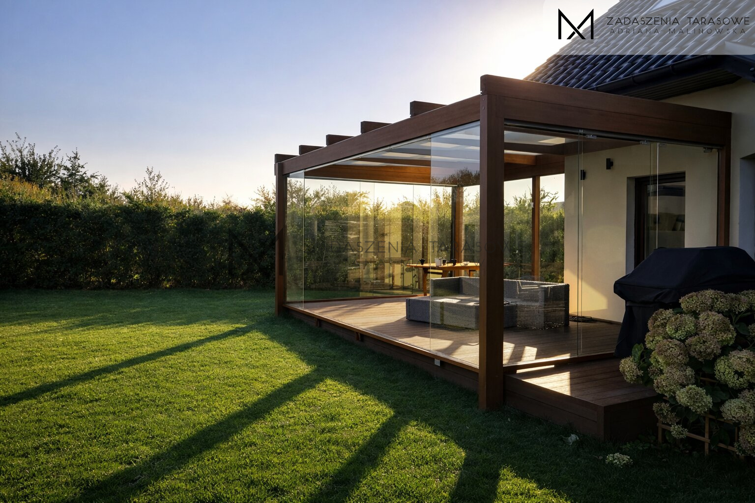 Drewniane zadaszenie ze szkłem przesuwnym w ścianach szkło bezpieczne