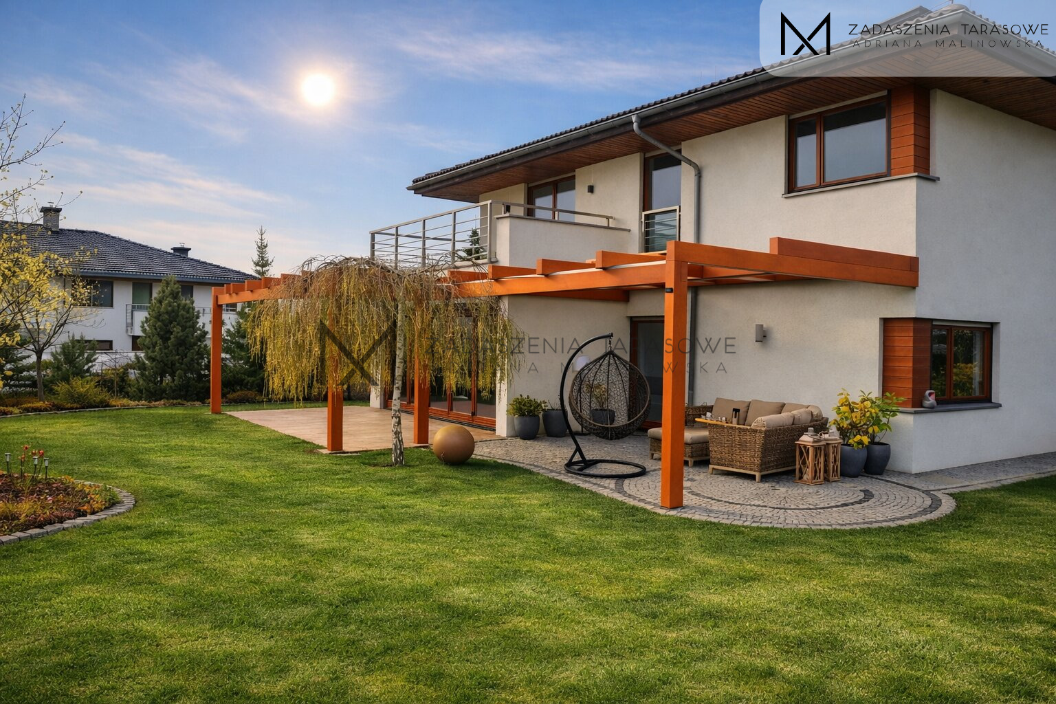 Duża pergola z zadaszeniem ze szkła hartowanego dopasowana do budynku