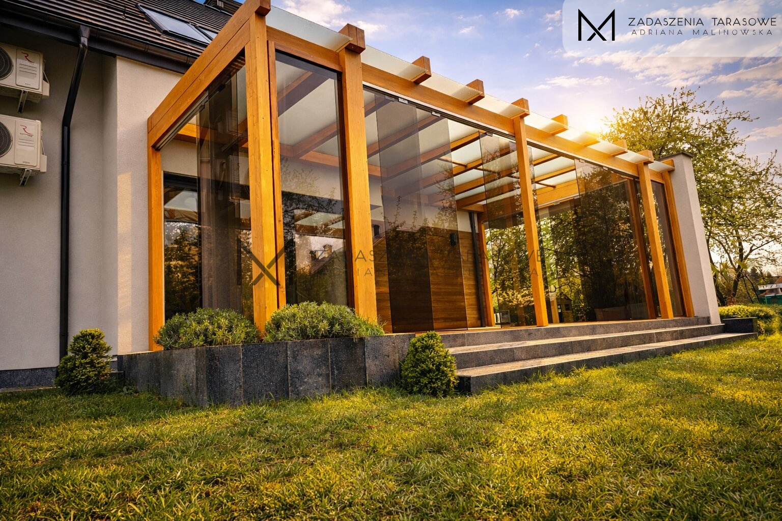 Duże zadaszenie ze szkłem brązowym ESG bezpiecznym