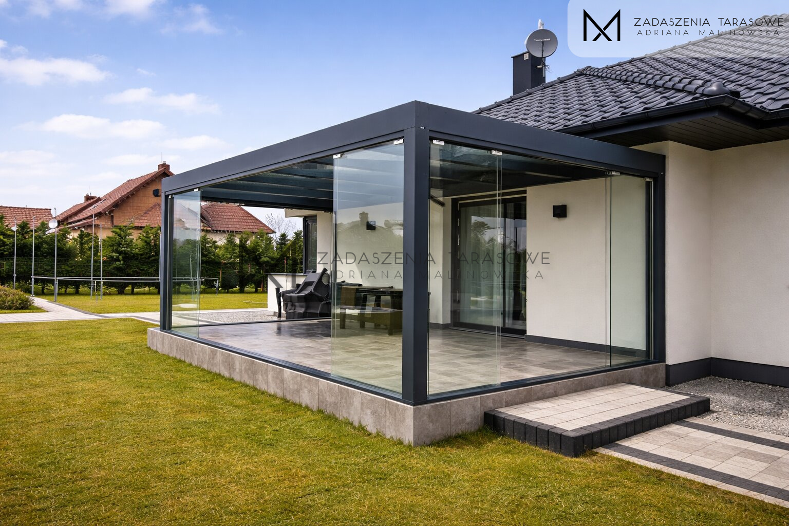 Minimalistyczne zadaszenie z szybami przesuwnymi. kolor ral 7016