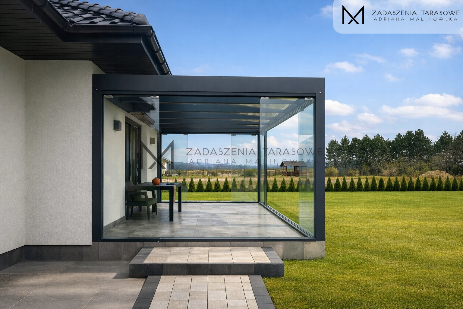 Minimalistyczne zadaszenie z szybami przesuwnymi.