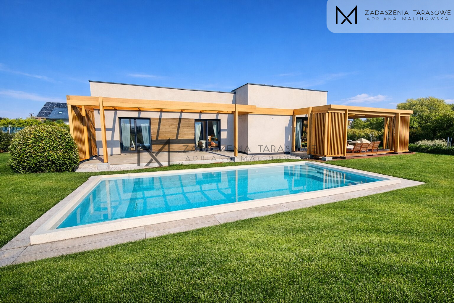 Nowoczesna drewniana pergola z lamelami przy minimalistycznym domu