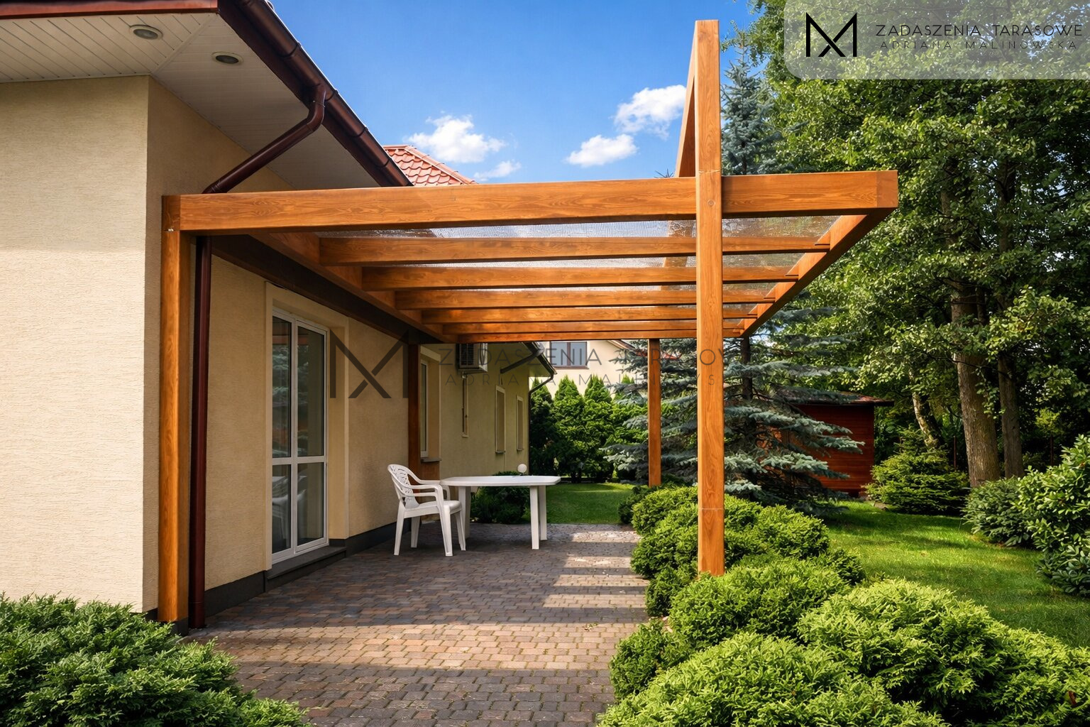 Nowoczesne zadaszenie drewniane pokryte szkłem bezpiecznym