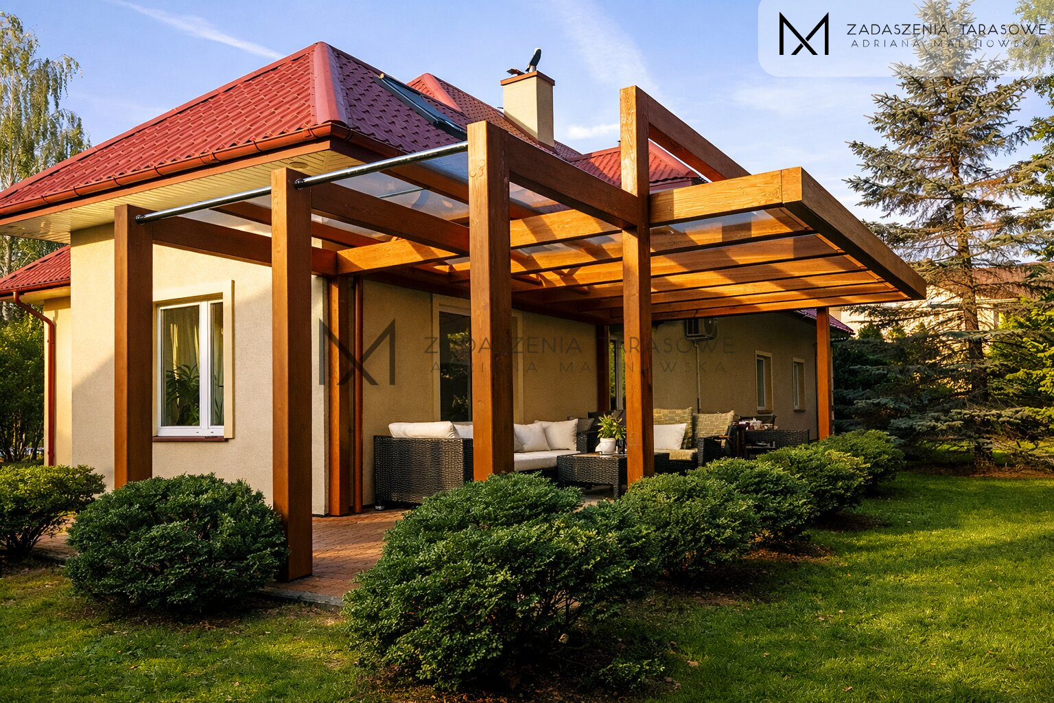 Nowoczesne zadaszenie drewniane pokryte szkłem i pergola