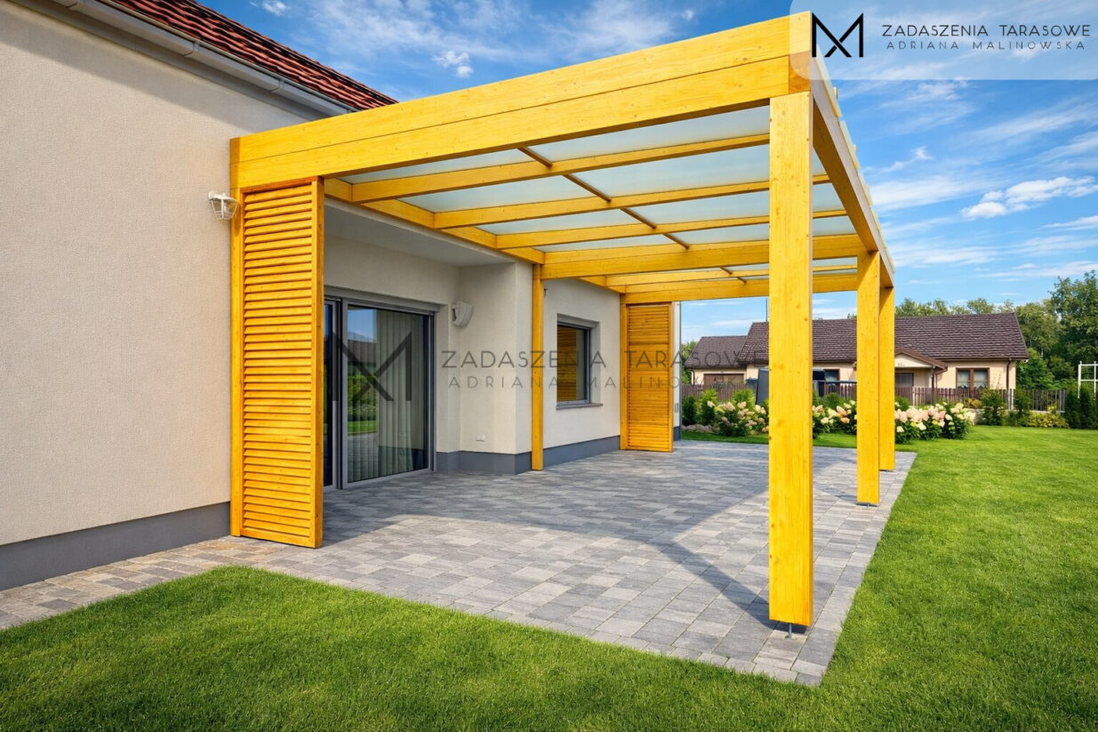 Nowoczesne zadaszenie tarasu ze szkłem w dachu drewniane