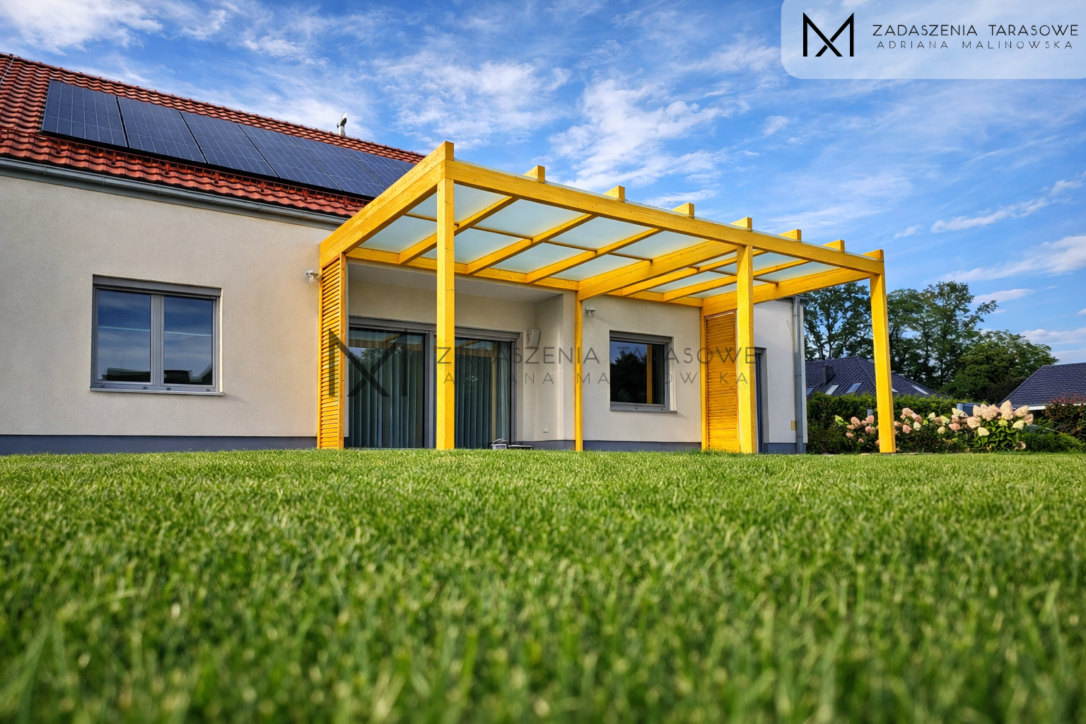 Nowoczesne zadaszenie tarasu ze szkłem w dachu przy domu jednorodzinnym
