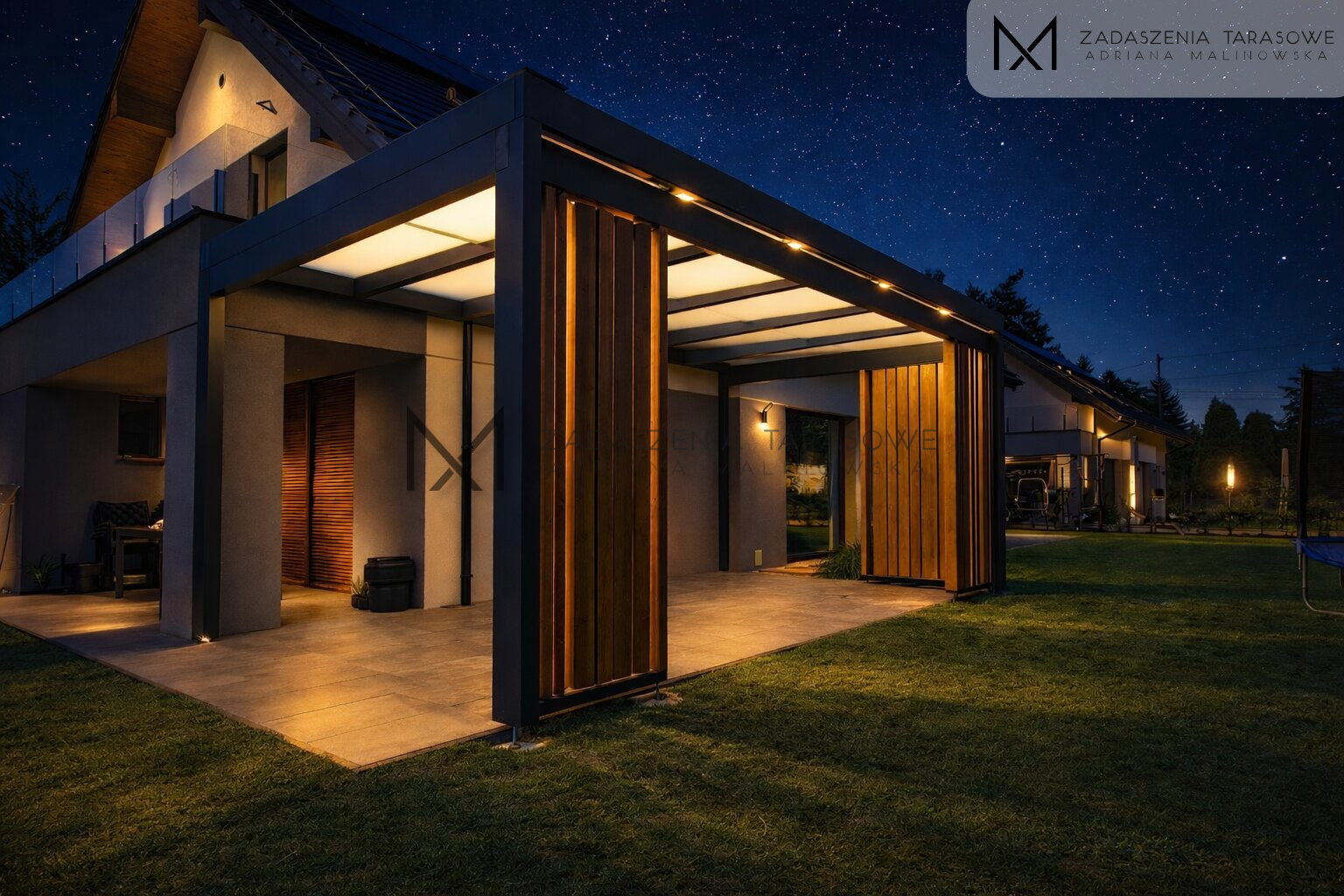 Nowoczesne zadaszenie z lamelami ruchomymi nocą