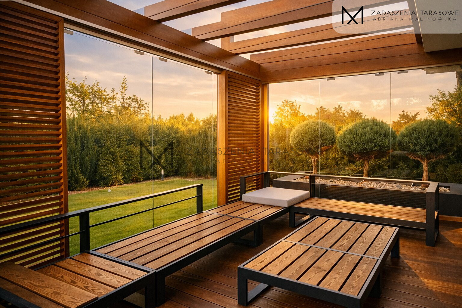 Nowoczesne zadaszenie ze szkłem bezpiecznym w ścianach widok z środka przez szklane ściany