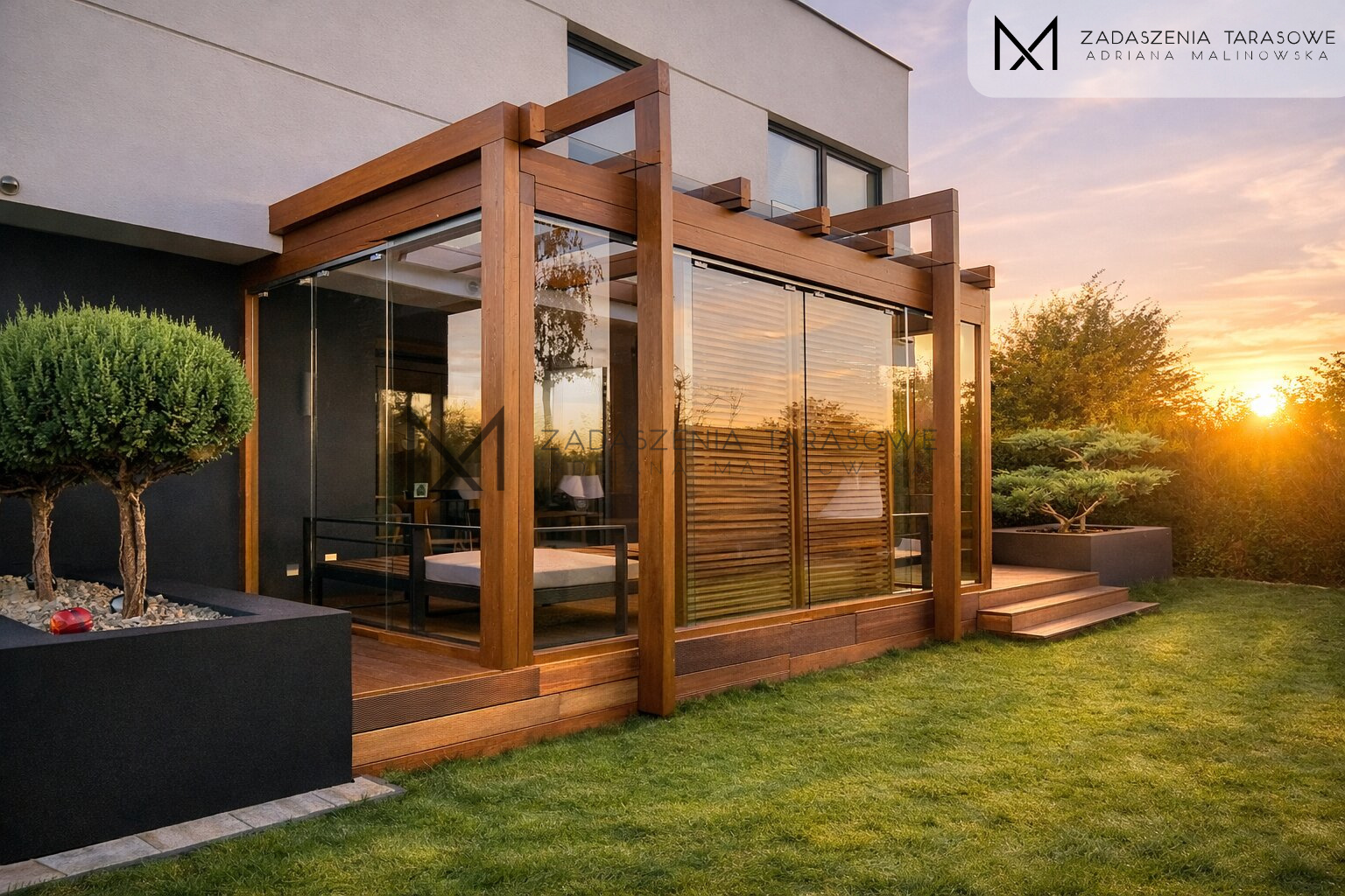 Nowoczesne zadaszenie ze szkłem bezpiecznym w ścianach wpasowanie w podcień