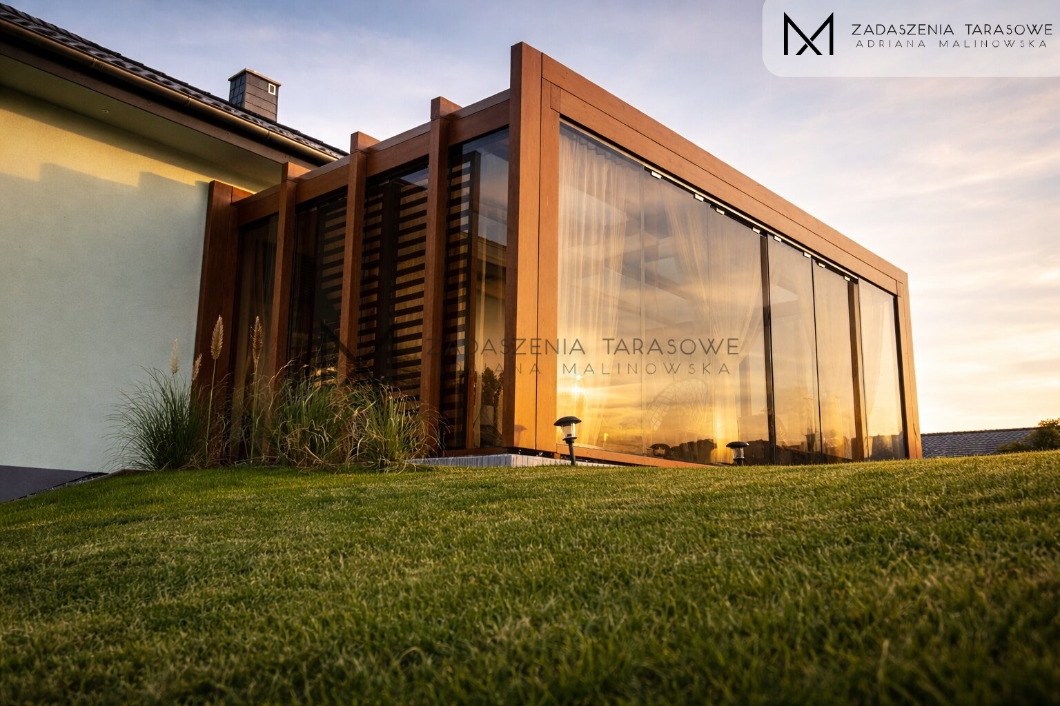 Nowoczesne zadaszenie ze szkłem brązowym w ścianach