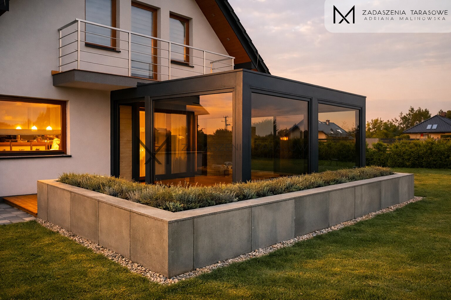 Nowoczesny ogród zimowy z szybami zespolonymi ze szkłem grafitowym duże szklenie